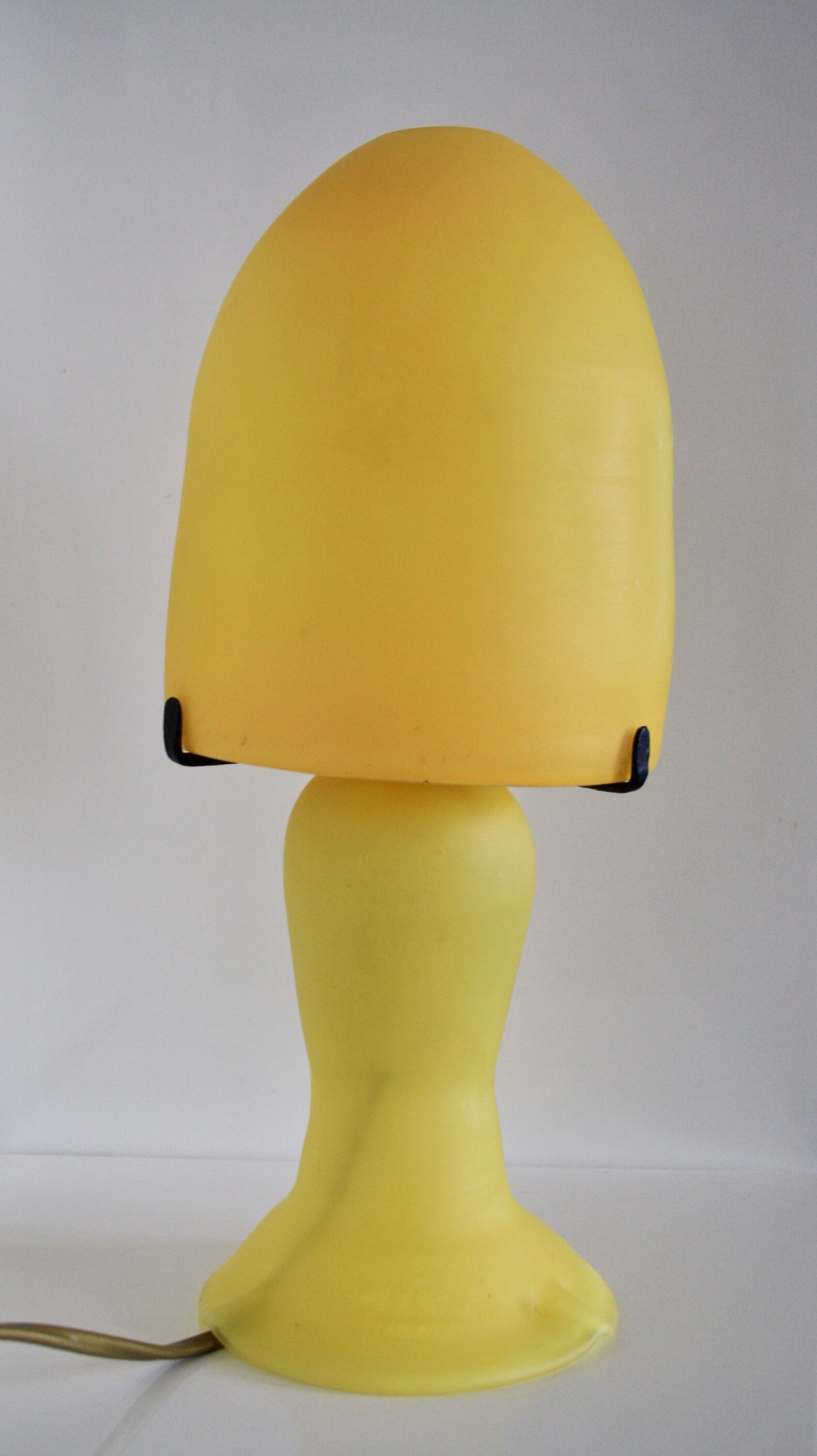 Lampe champignon verre soufflé signée jaune 1970'