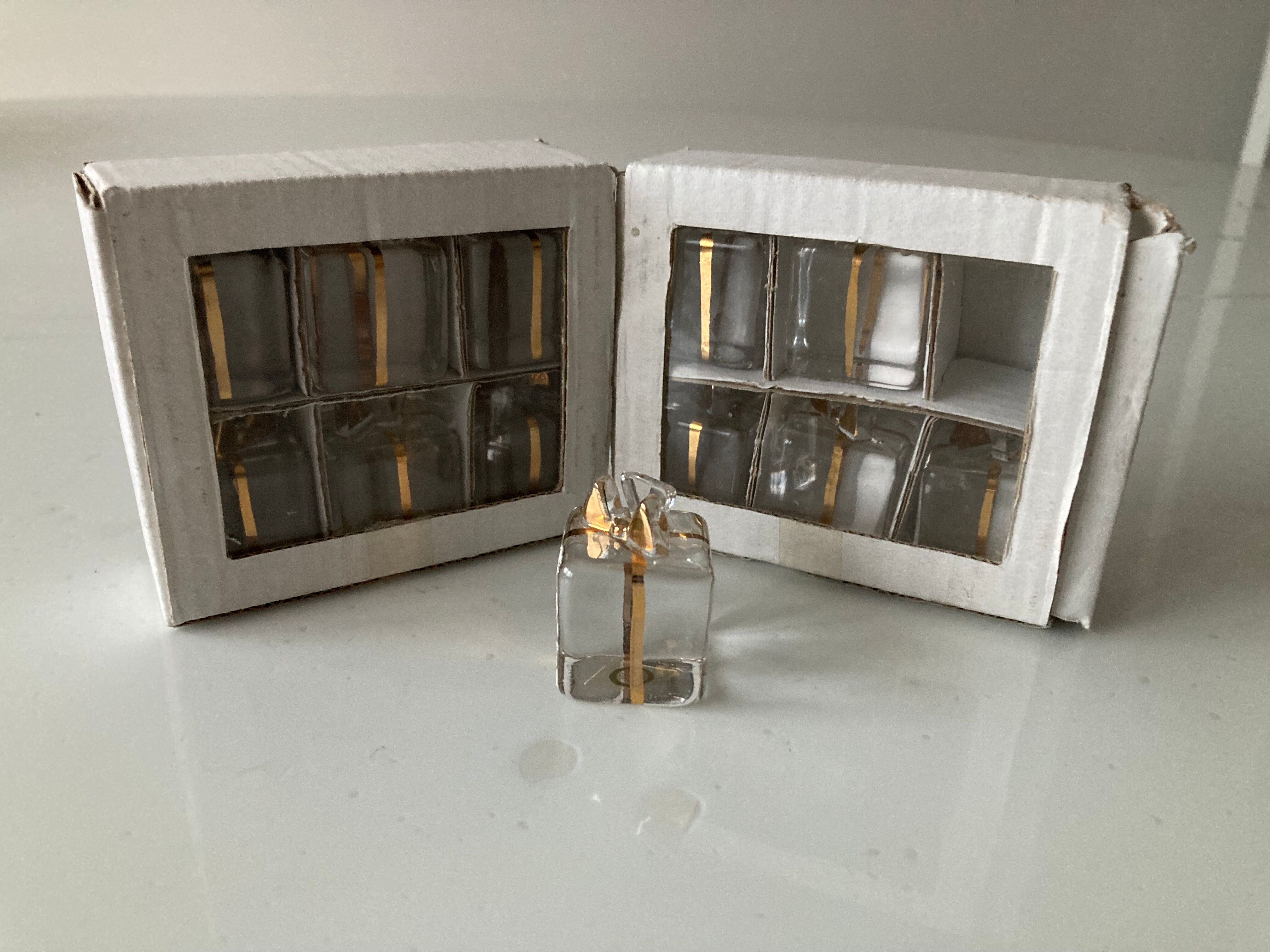 Menu holders or name tags