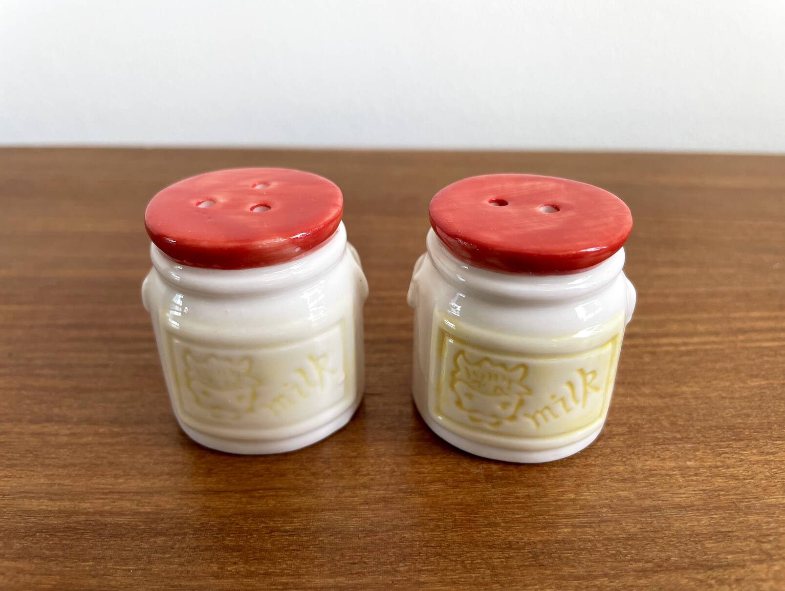 Salt and pepper shakers in the shape of milk cans with a cow on it, dutch vintage ceramic tableware