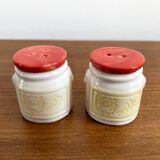 Salières et poivrières en forme de bidons de lait avec une vache dessus, vaisselle en céramique vintage hollandaise