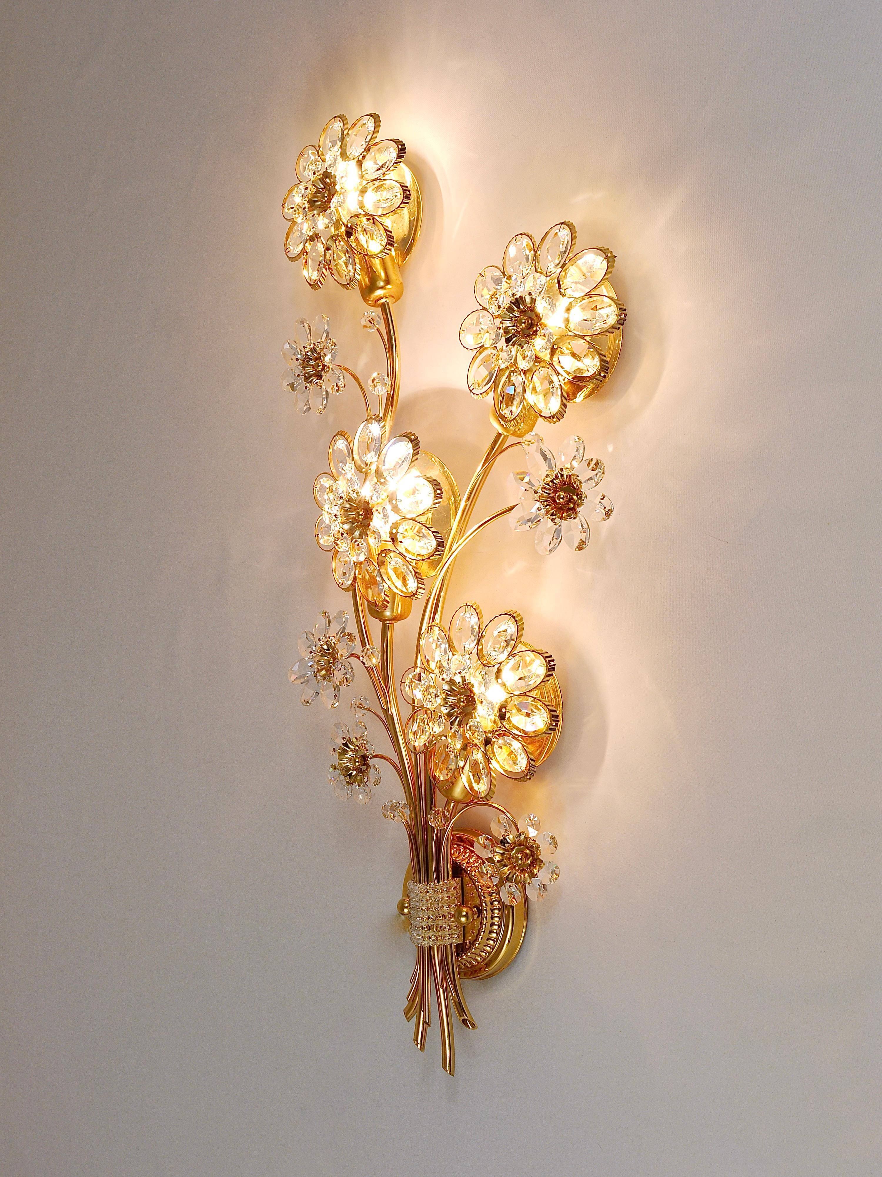Large wall lamp in gilded brass, Palwa flowers by Ernst Palme, 1970s.