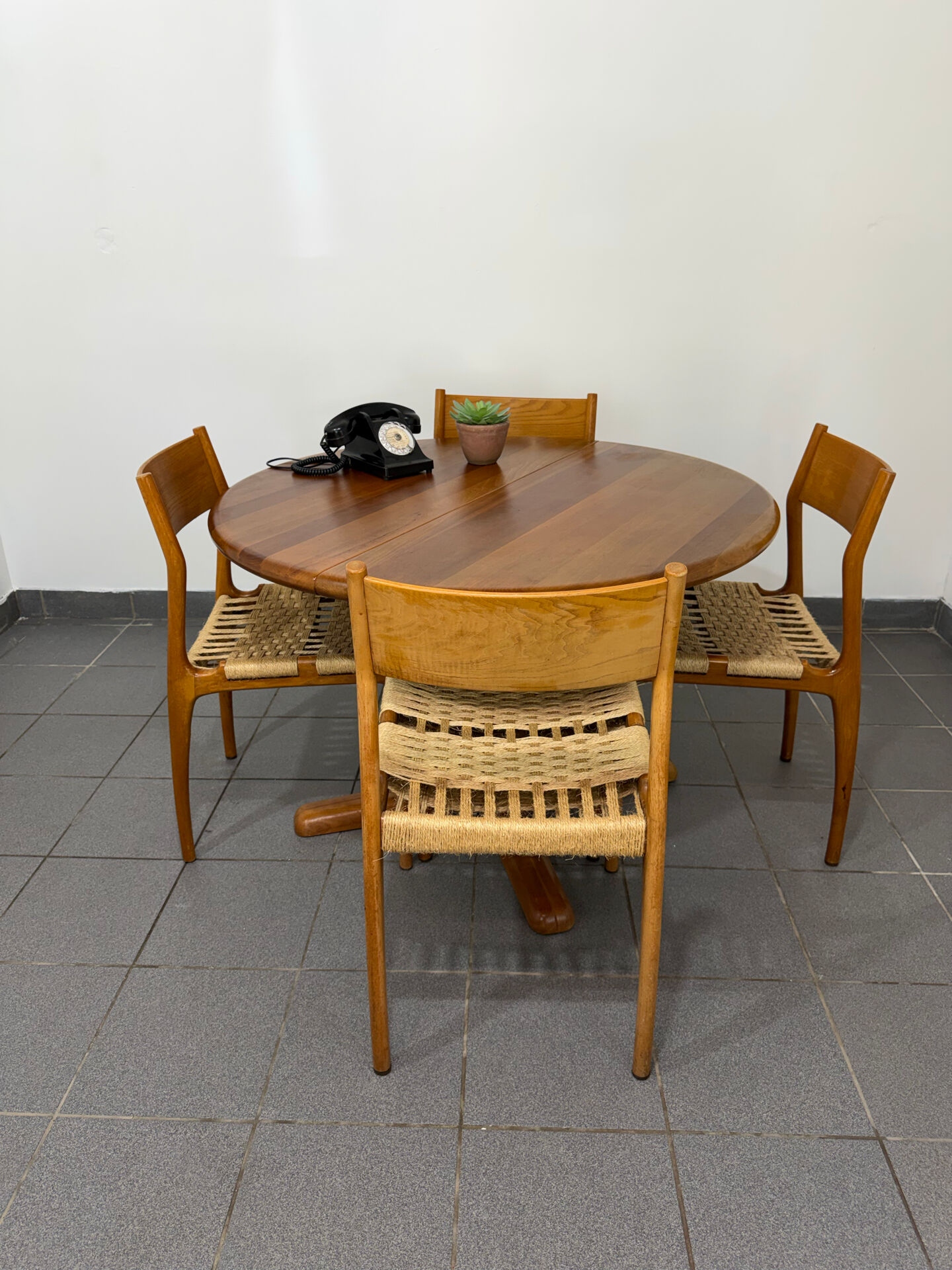 Dyrlund extendable round table in teak – Danish design – 4 to 6