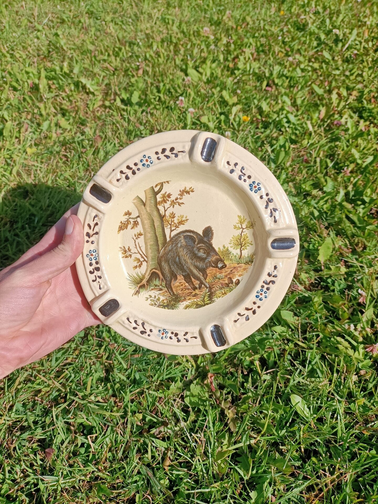 Large Ashtray Boar Hunting