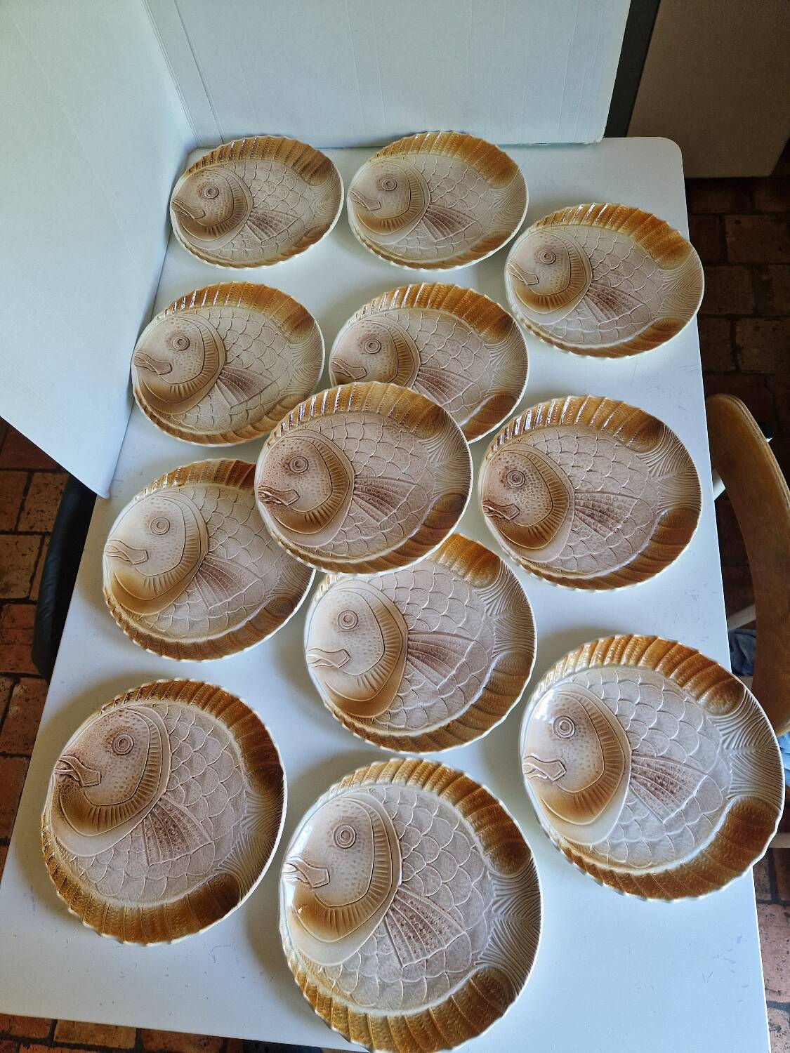 Many flat plates, dish, sauce boat, vegetable dish.