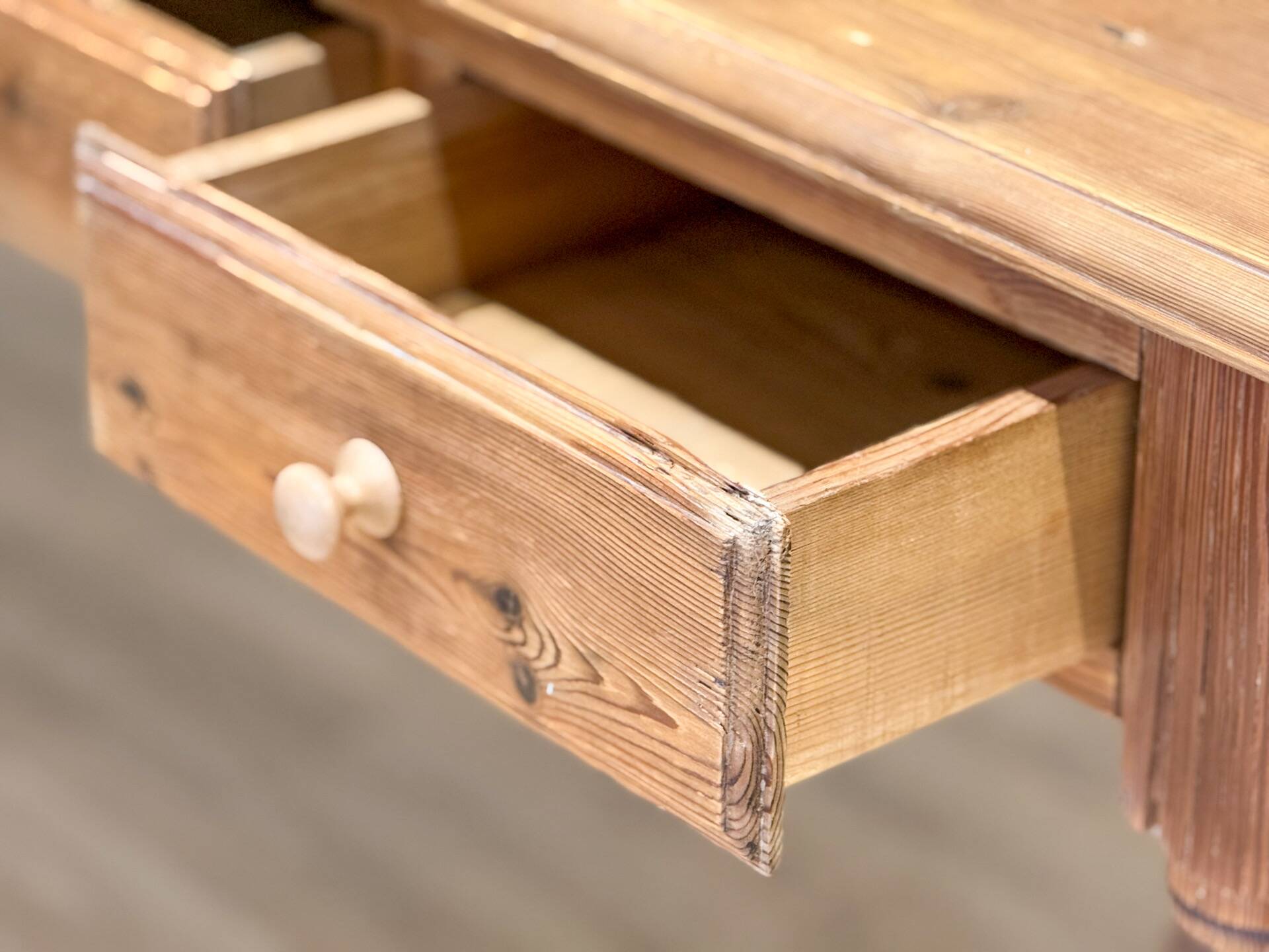 Console victorienne allongée en pin mélis méditerranéen — Fin du XIXe siècle