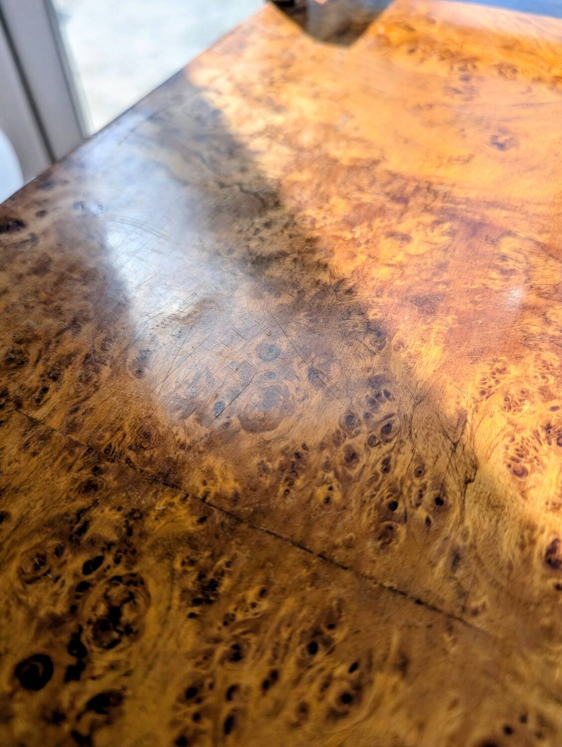 Desserte de bar en loupe d'orme et métal doré Style Hollywood Regenc