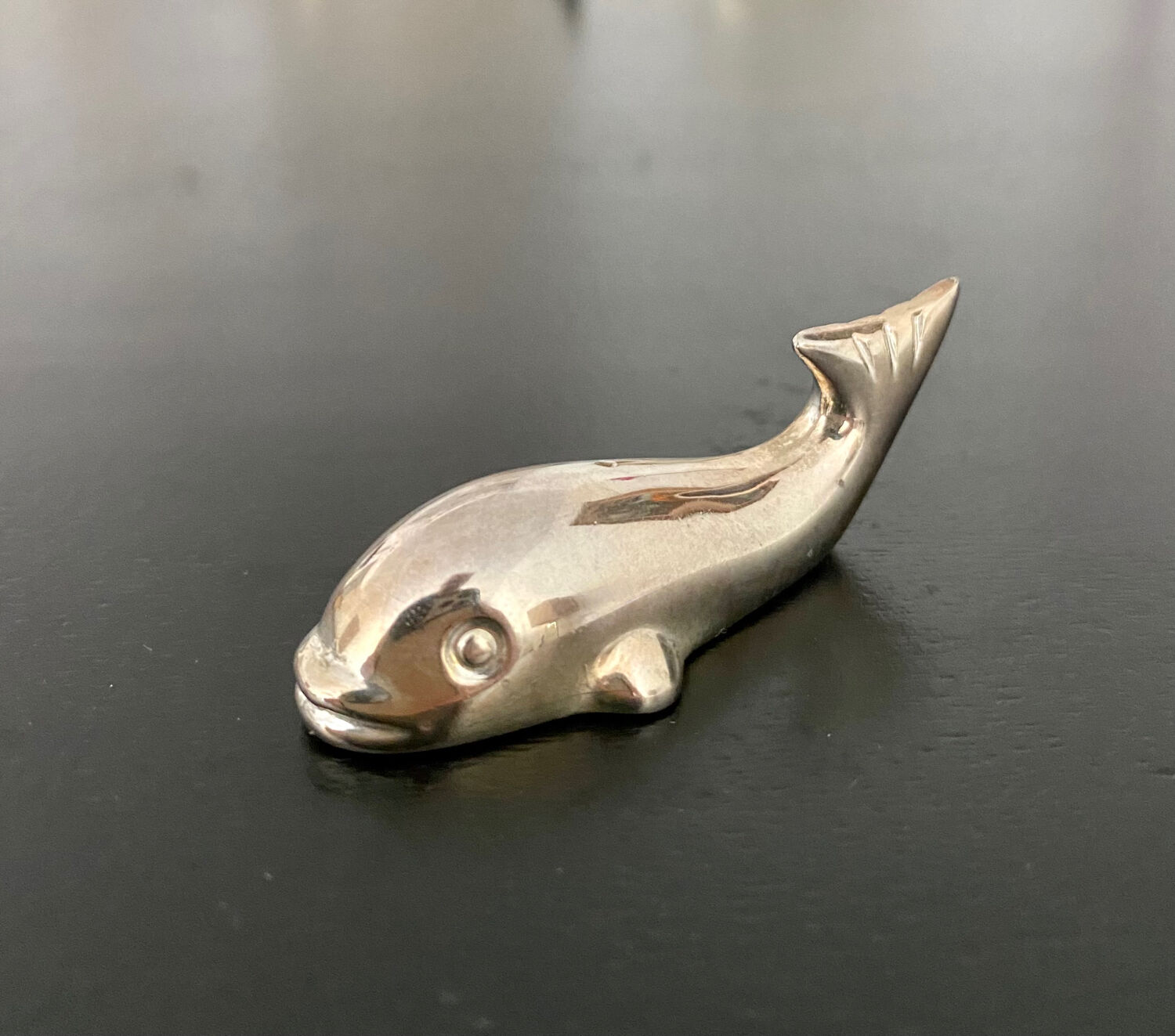 8 whale-shaped knife holders in silver metal