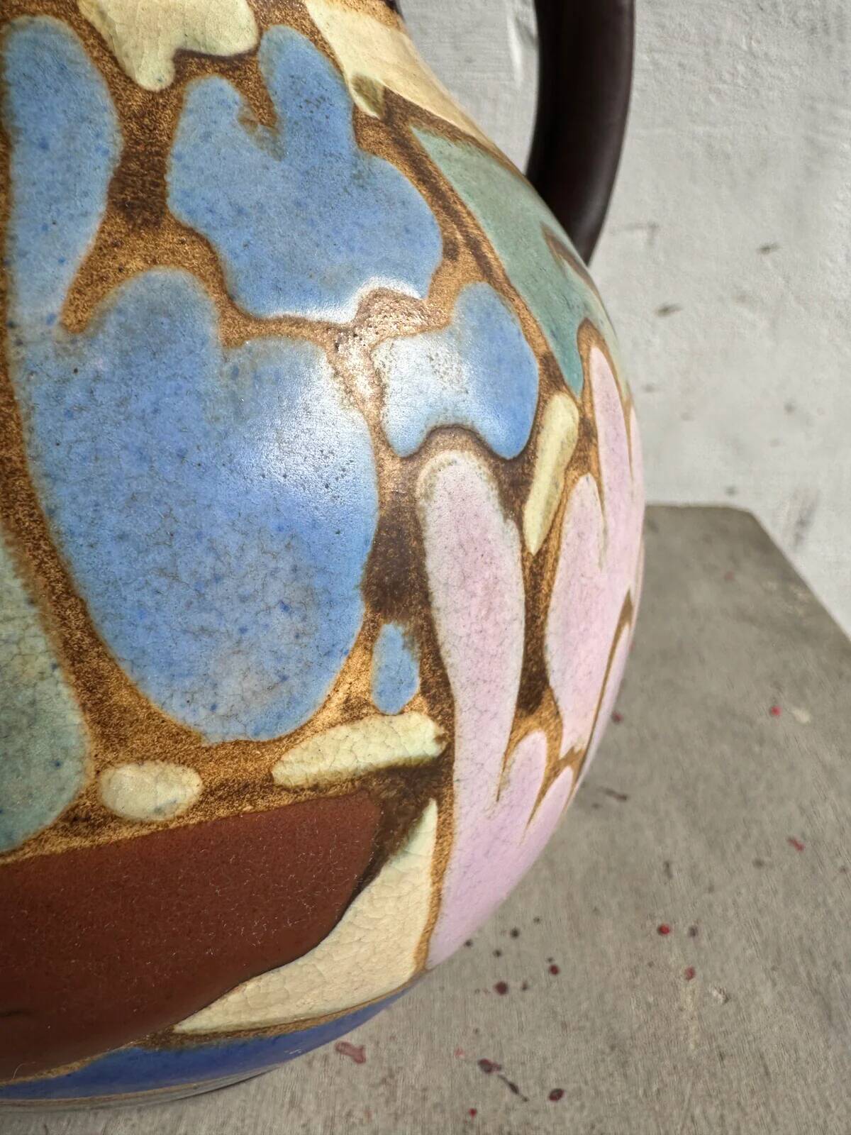 Vase vintage en céramique peinte à la main C.M. Bergen — Pichet à glaçure florale brune et pastel, 21 cm