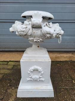Vases anciens en fonte orné d'une tête de lion et de fleurs