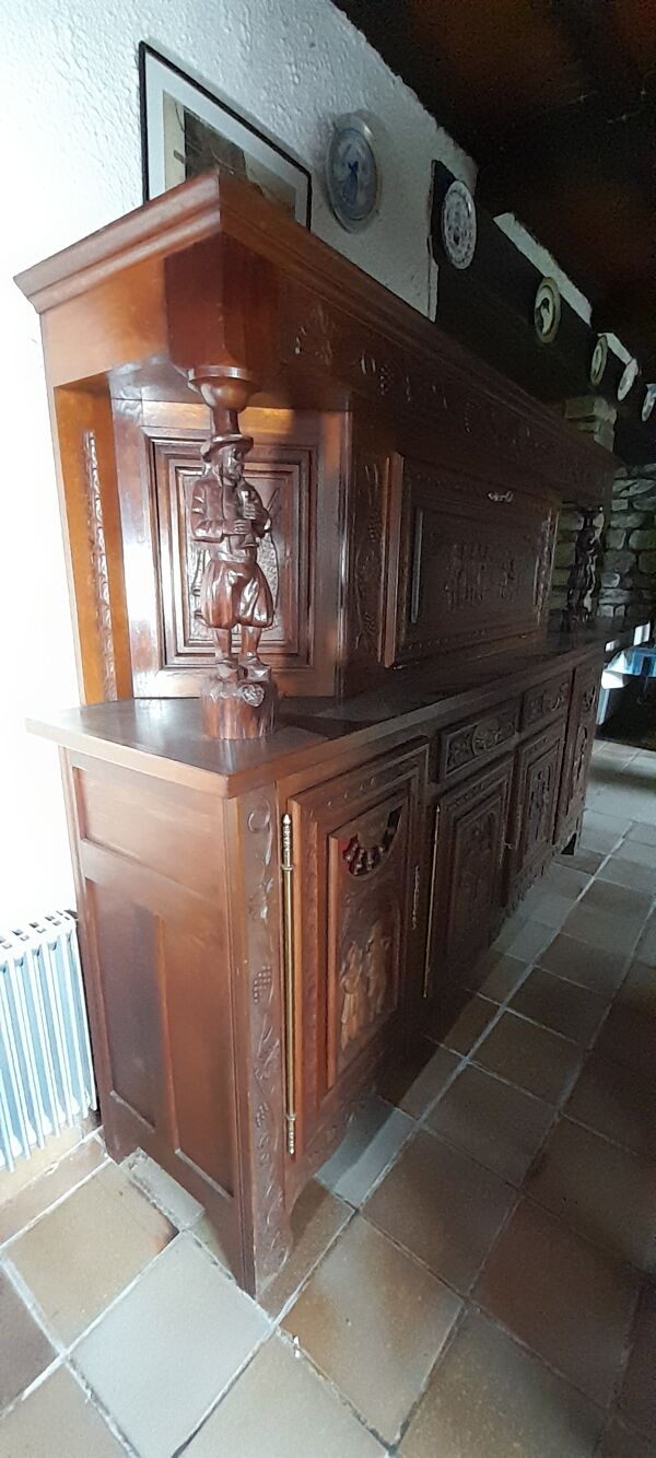 Meuble breton buffet 2 corps  sculpté par un artisan breton en chêne avec 2 clés