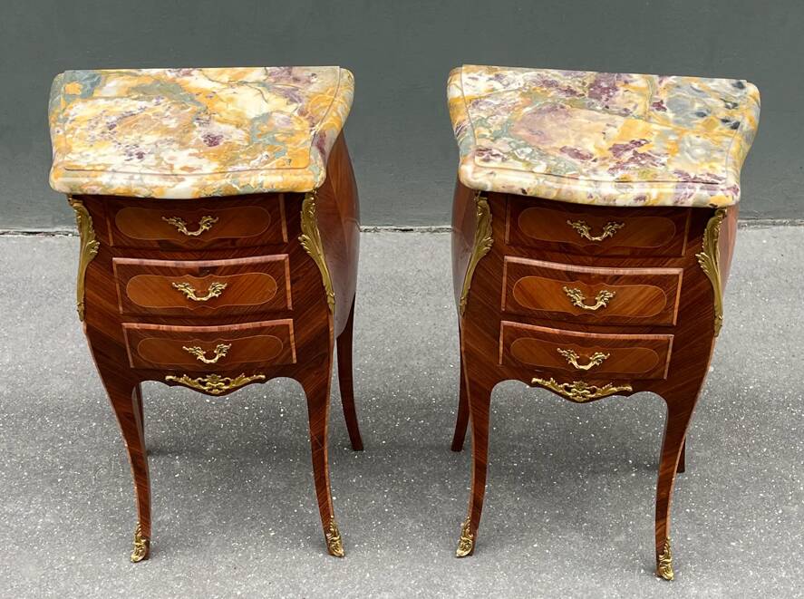 Paire de tables de chevet de style Louis XV en bois de rose.