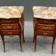 Paire de tables de chevet de style Louis XV en bois de rose.