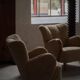 Paire de fauteuils lounge danois Art déco moderne en peau de mouton à laine d'agneau et orme, années 1940