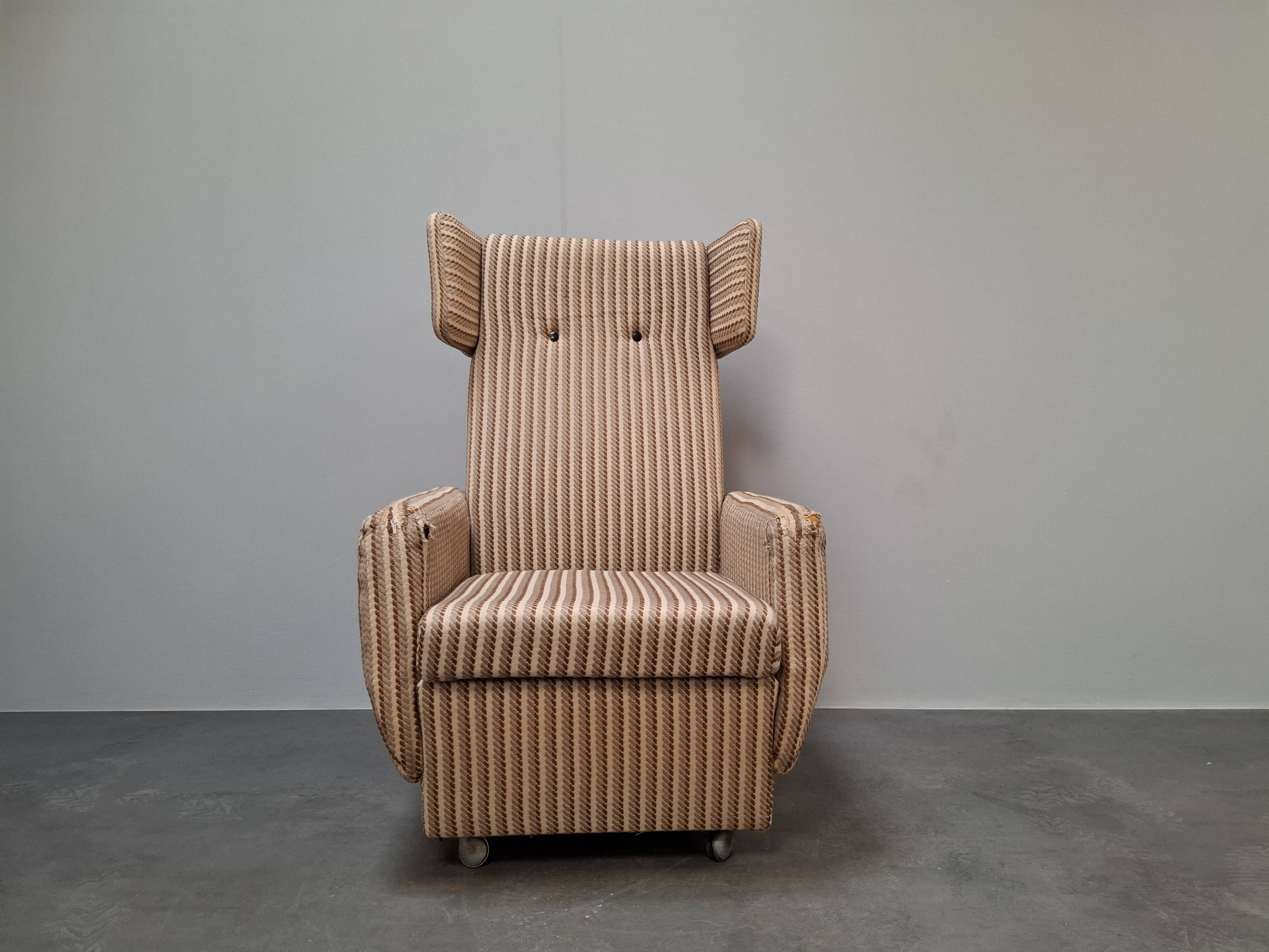 Fauteuil à oreilles de style mid-century moderne