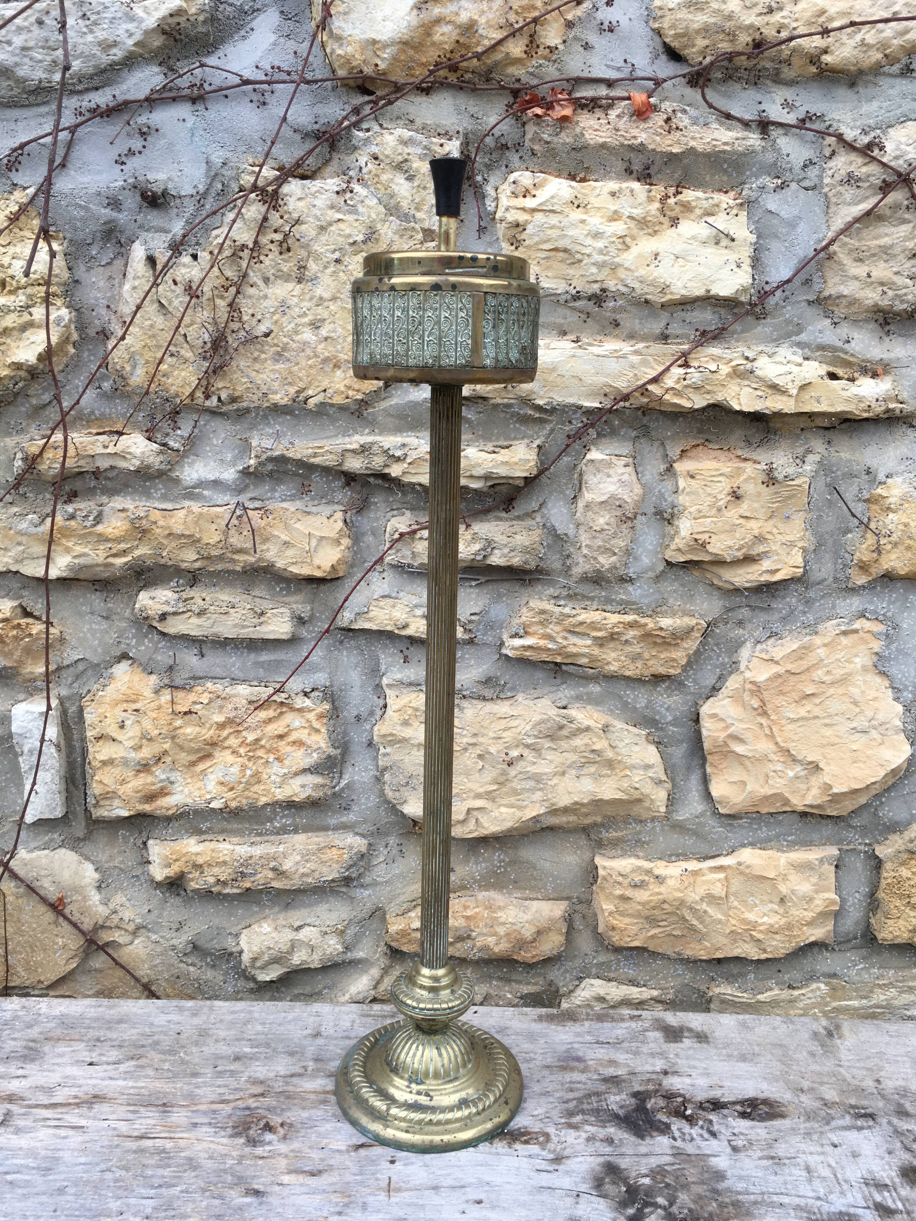 Standing ashtray