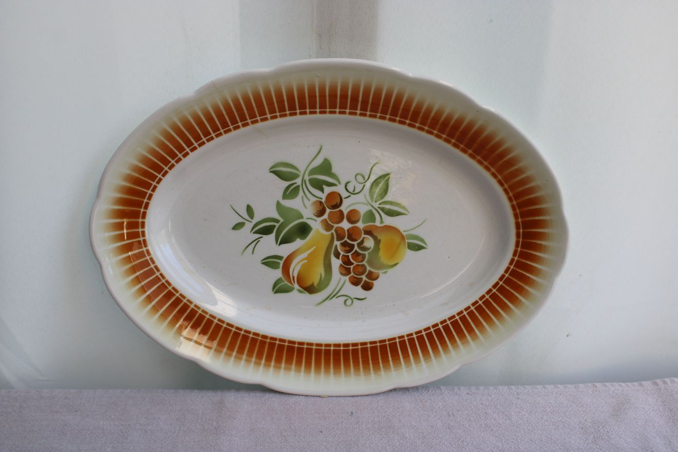 Oval ceramic plate