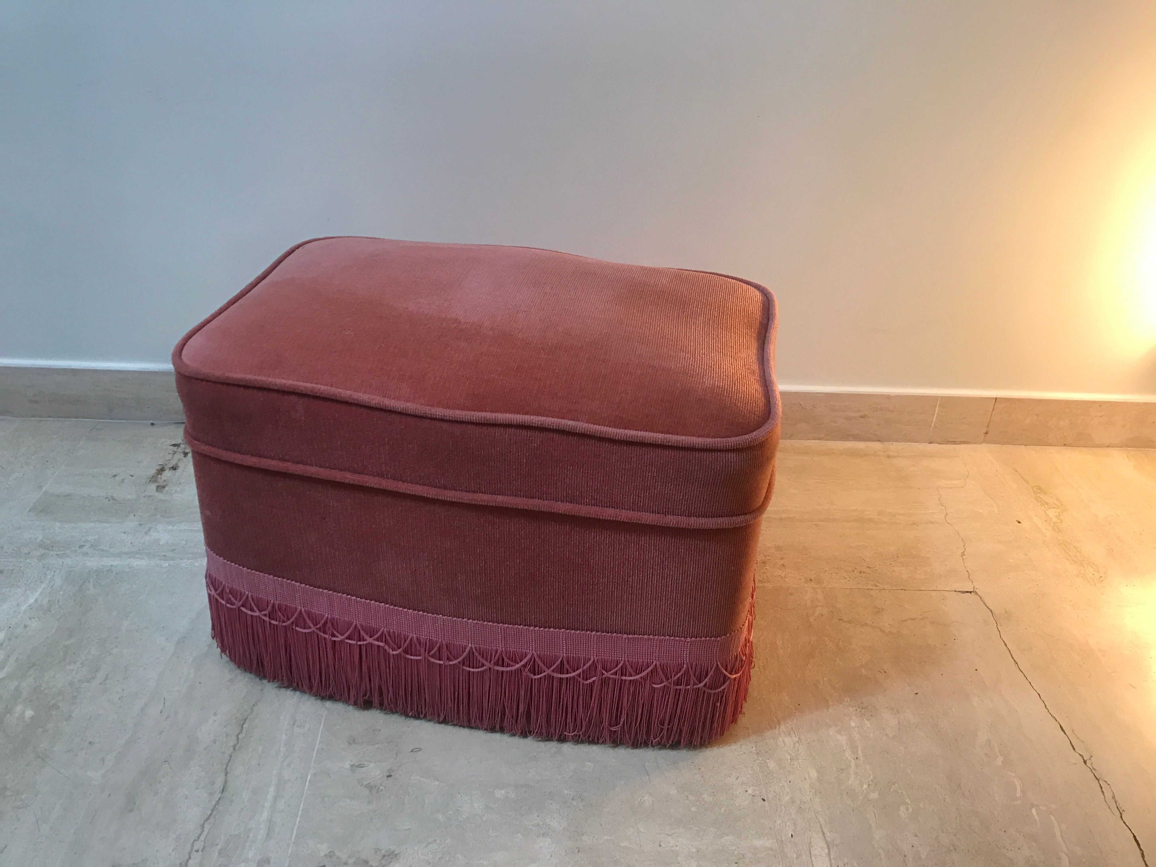 Pink velvet pouf with fringes