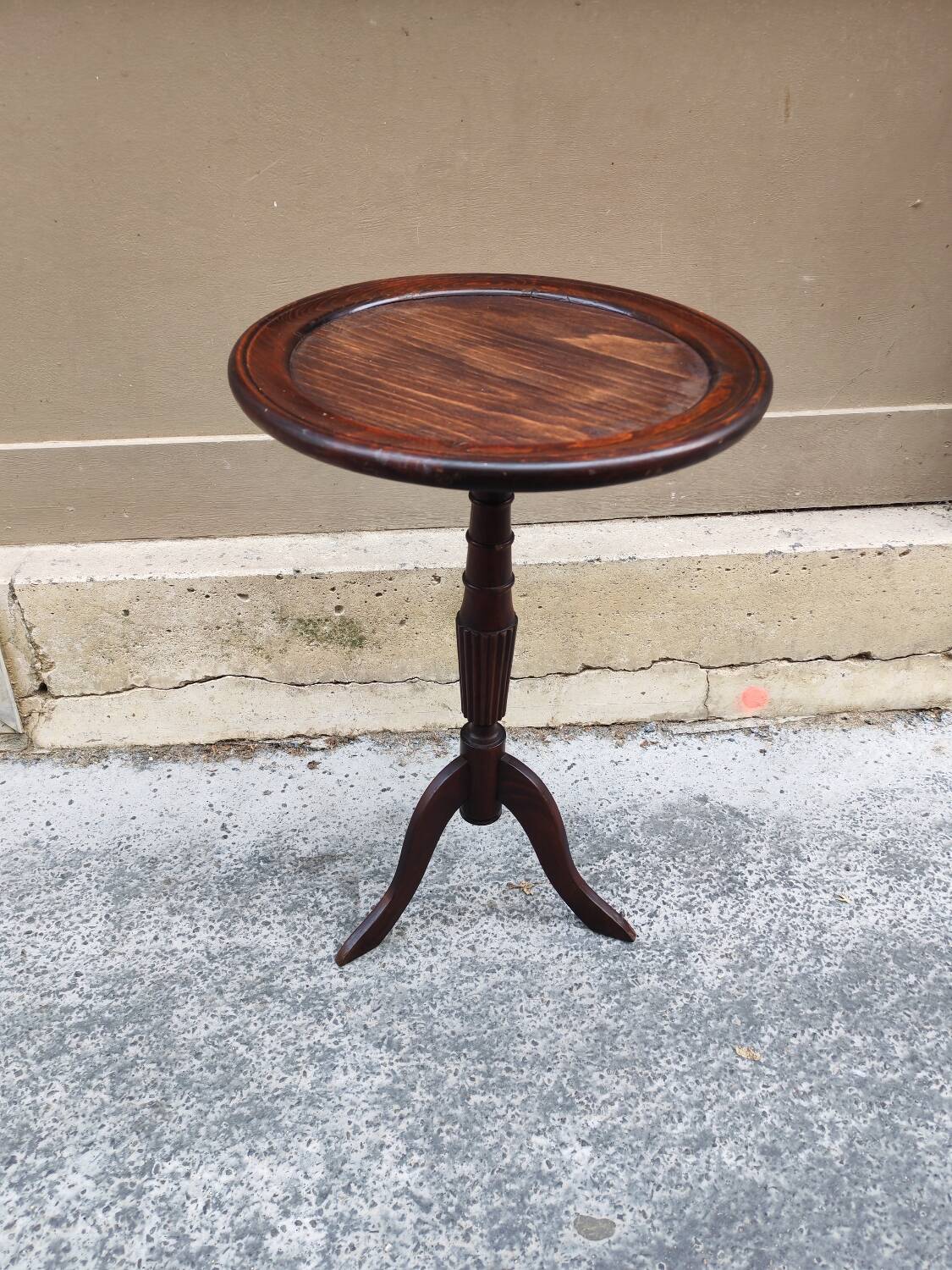 Wooden pedestal table