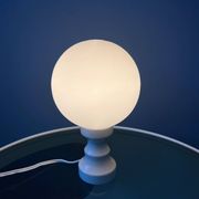 Lampe de table Space Age blanche en verre opalin