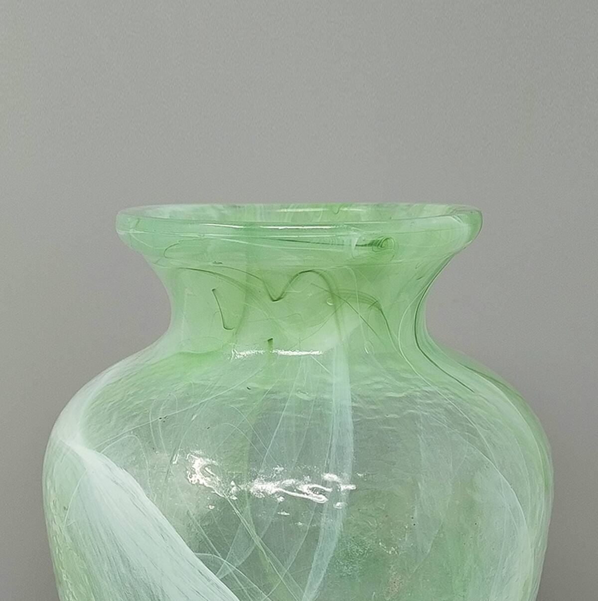 Vase vert exquis, fabriqué à la main par Michielotto en verre de Murano, années 1970.
