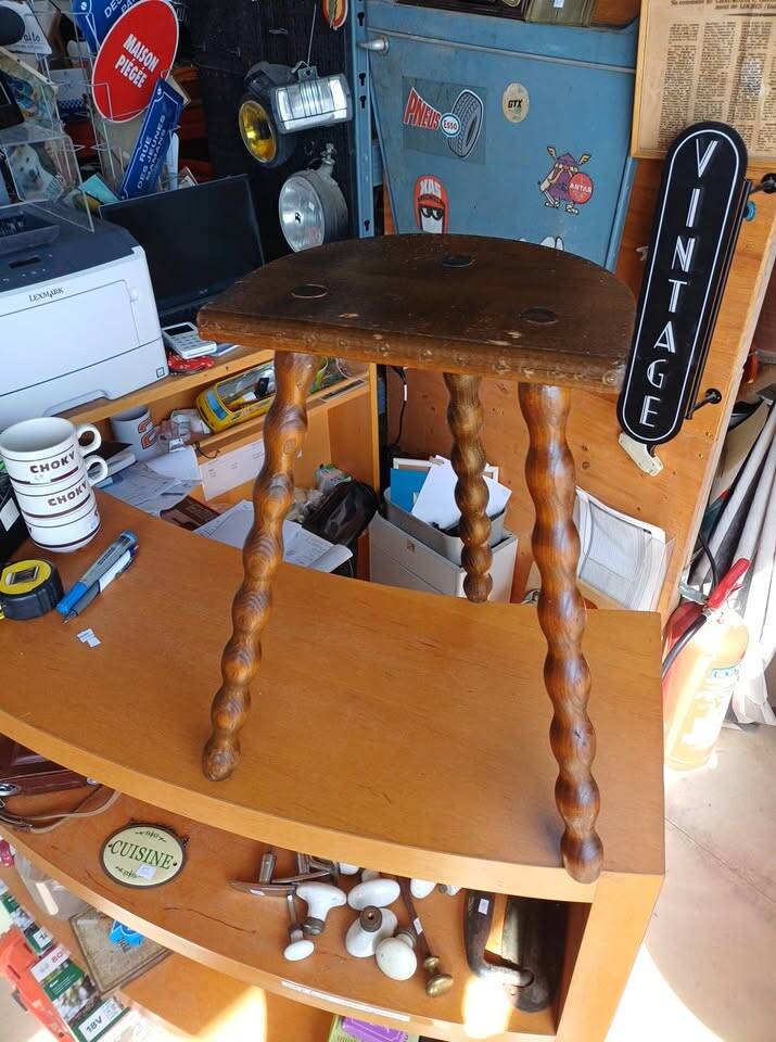 Vintage tripod stool – Twisted legs –