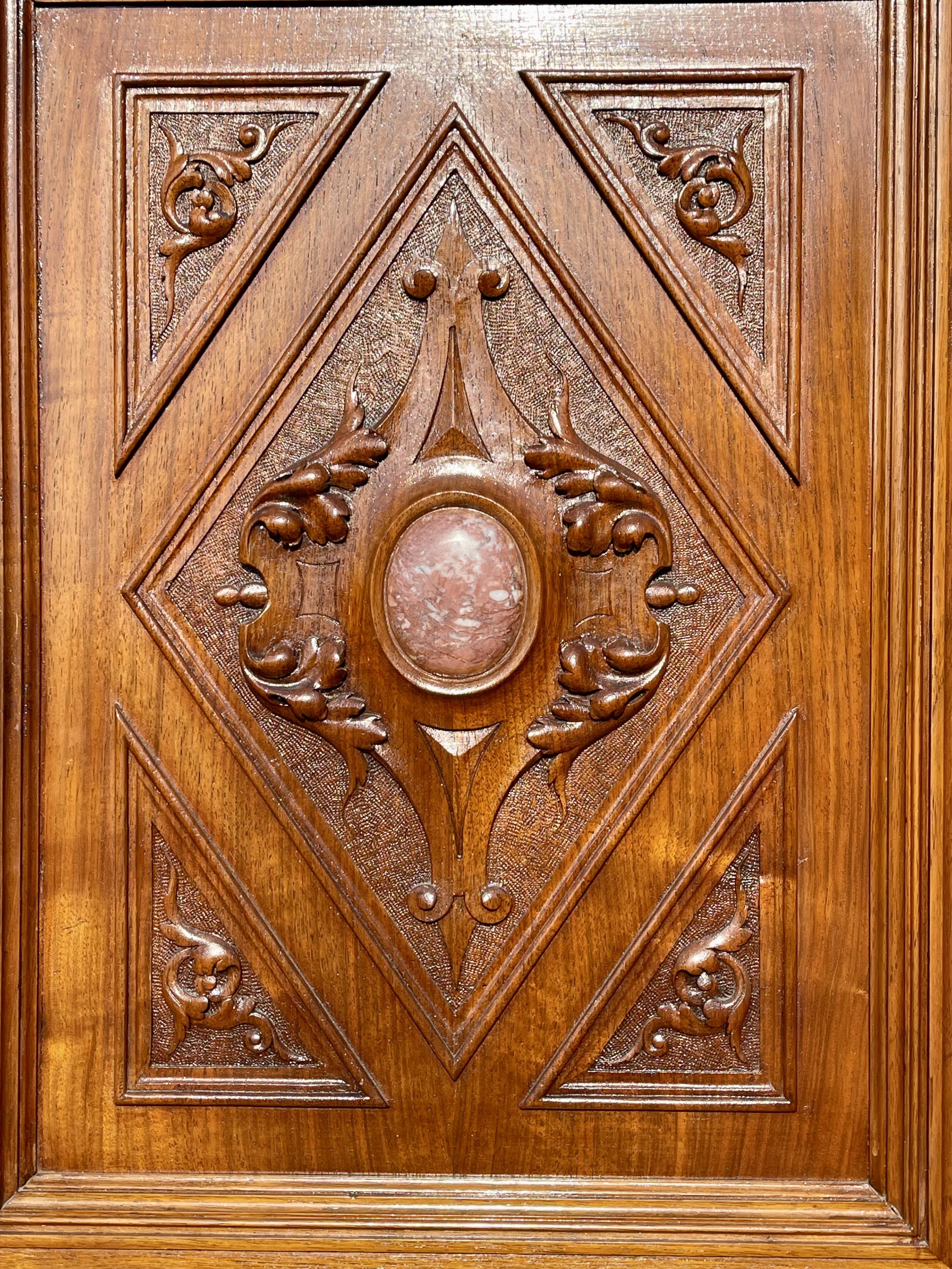 Cabinet en noyer avec incrustations de marbre style renaissance