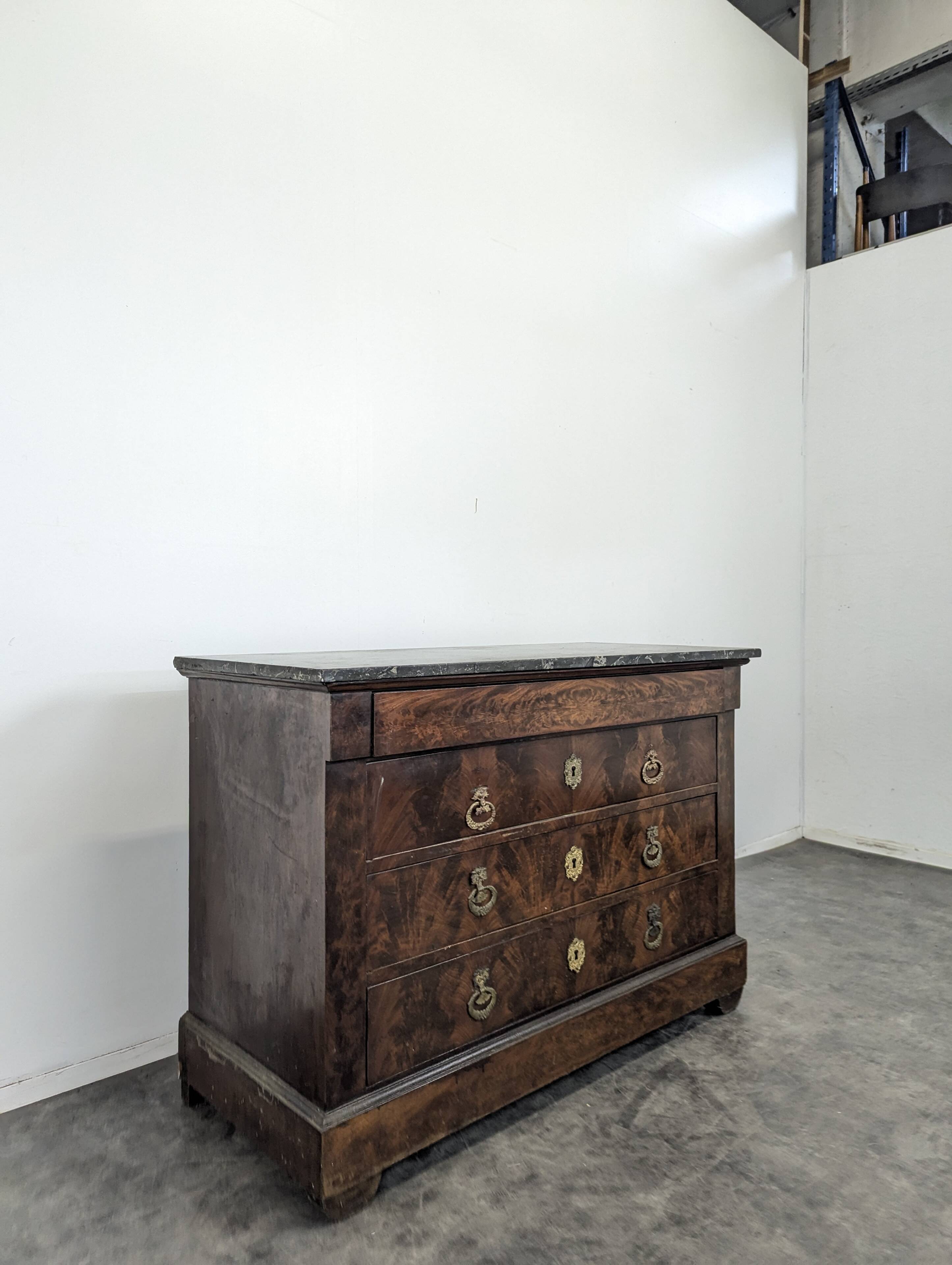 Restoration period chest of drawers with bronze ornaments