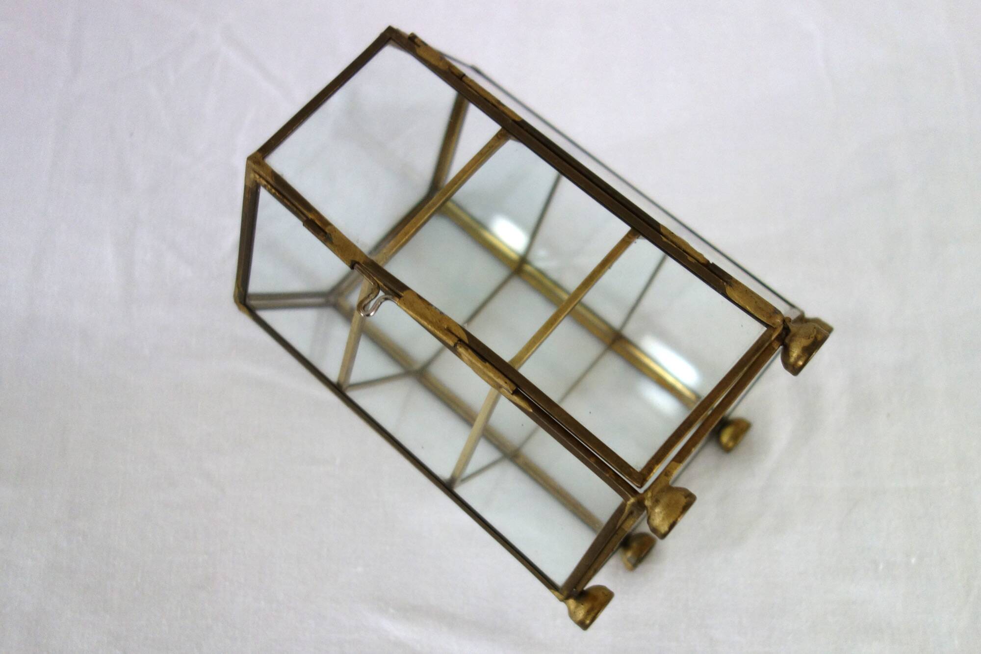 Ancienne petite vitrine hexagonale pour miniatures ou bijoux
