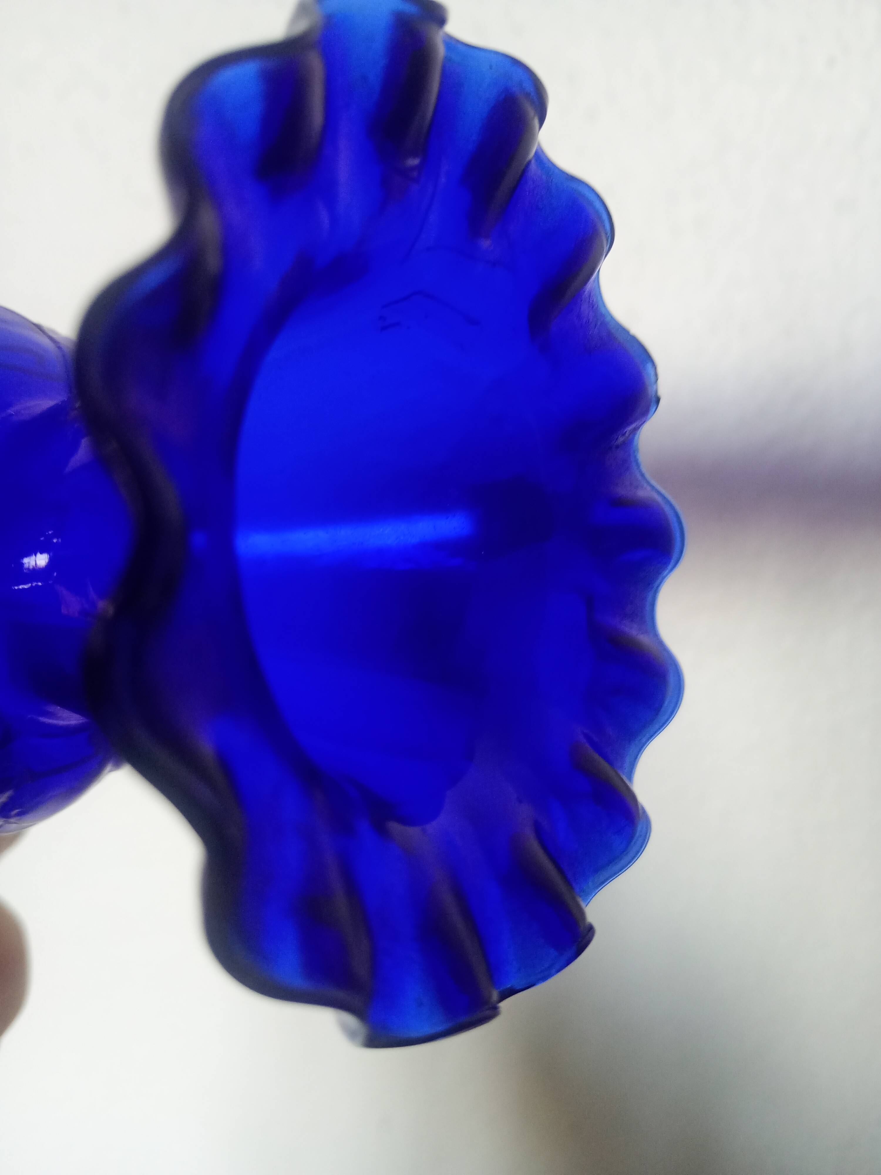 Pair of small (12cm) corolla vases - cobalt blue glass with heron - Portieux