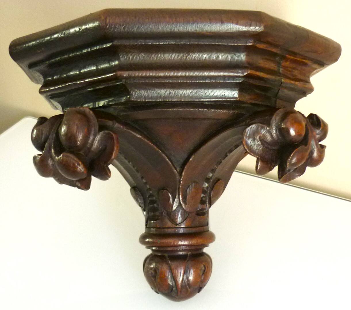 Etagère, applique murale ancienne, bois sculpté, porte statue