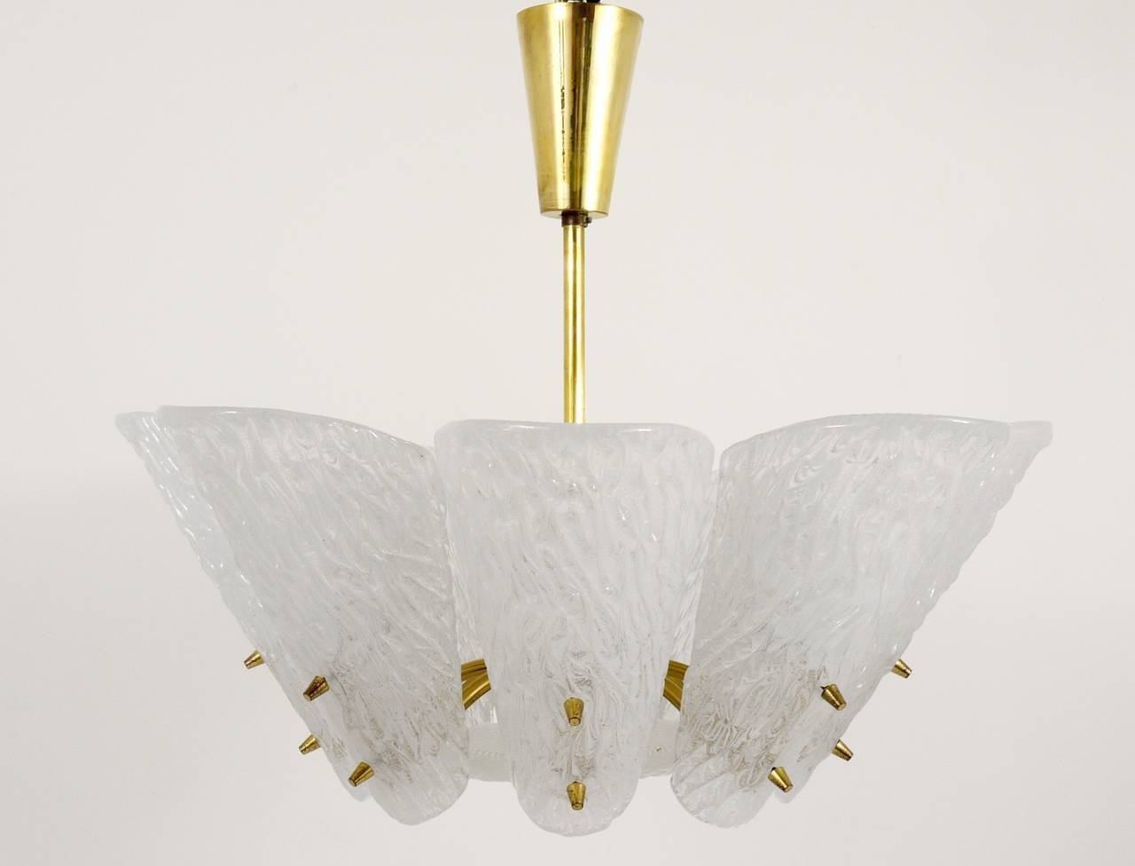 J. T. Kalmar Suspension en Laiton du Milieu du Siècle, Verre Texturé Blanc, Années 1950