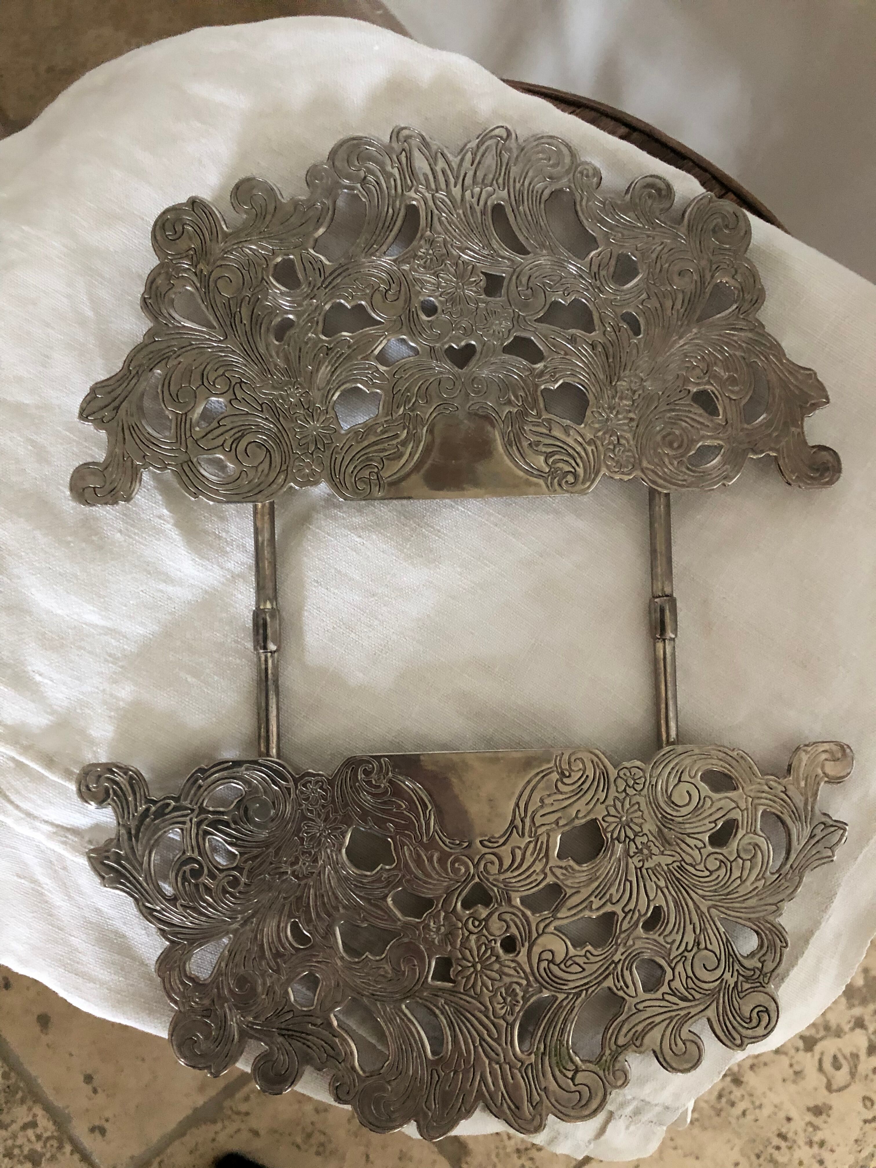 Stretchable metal table mat