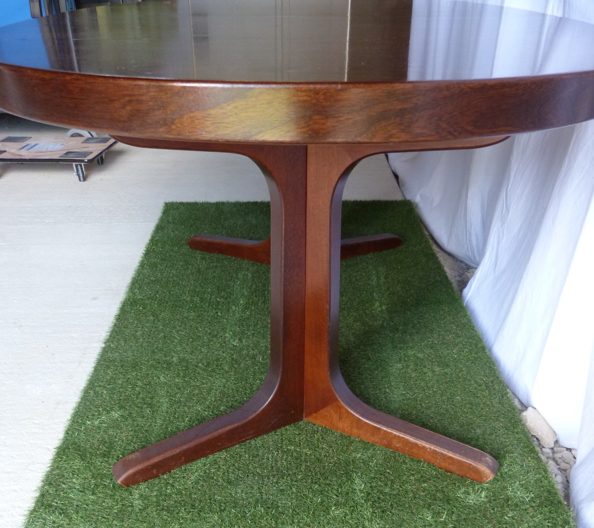 Extendable oval table