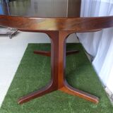 Extendable oval table