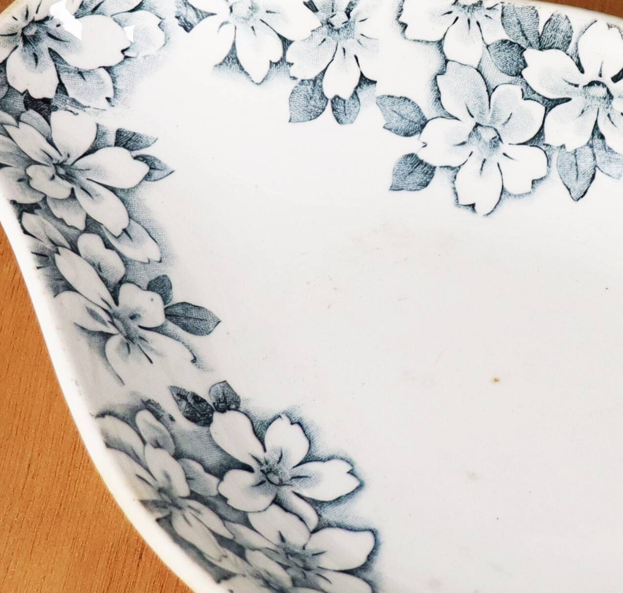 Petit plat vintage creux motif fleurs