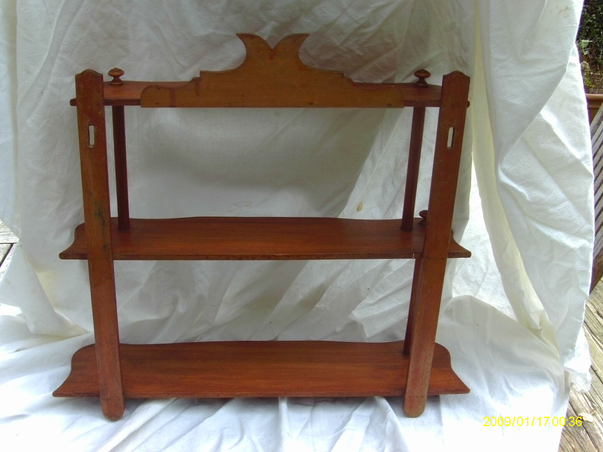 Shelf in blond mahogany around 1900