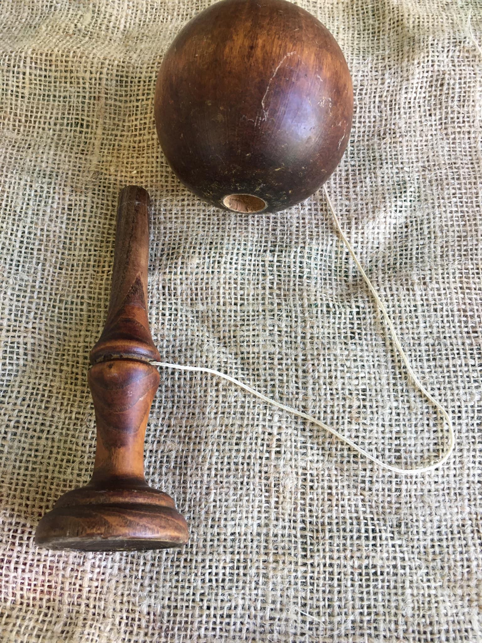 Bilboquet ancien en bois de noyer