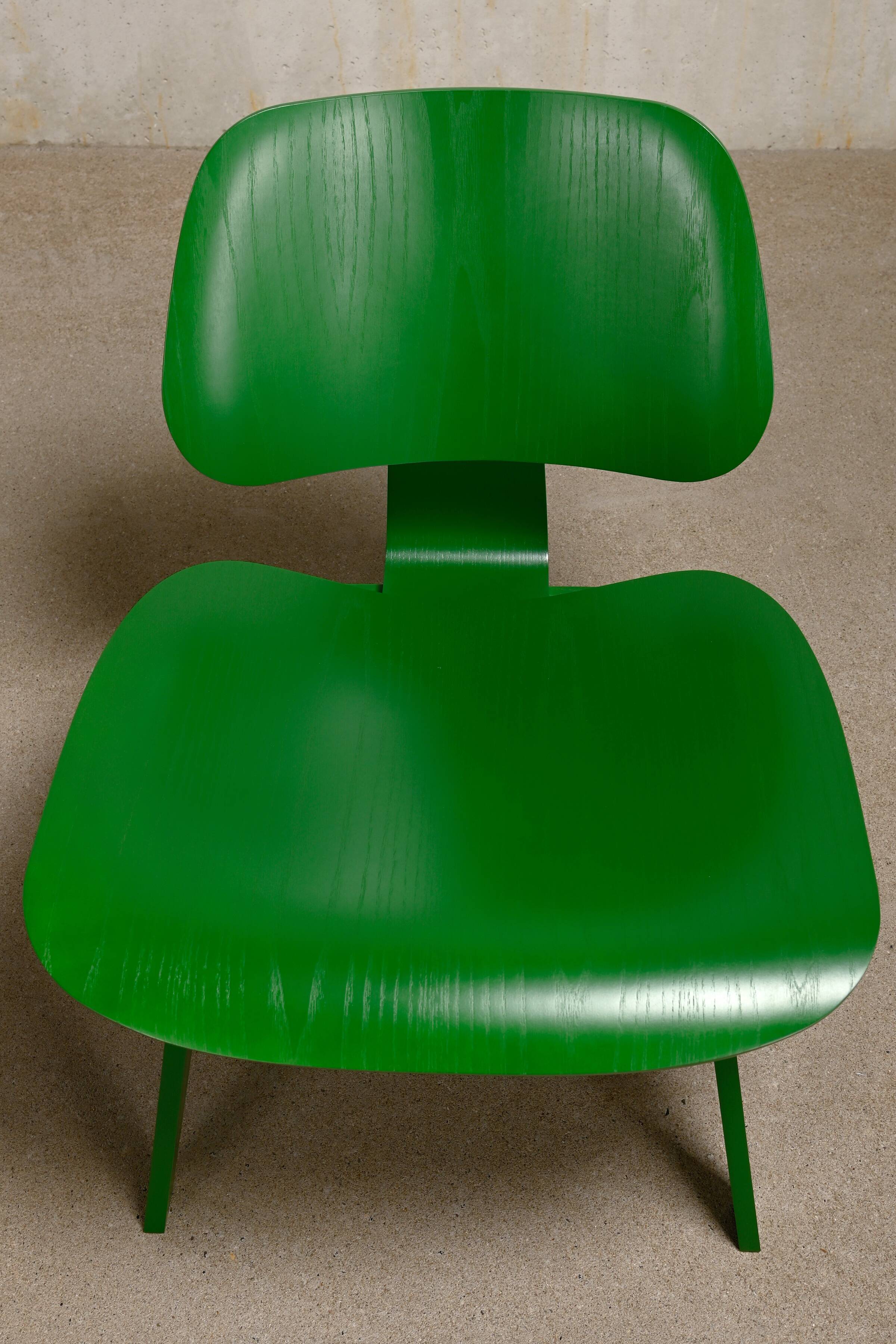 Chauffeuse Charles & Ray Eames LCW HAY collection pour Herman Miller