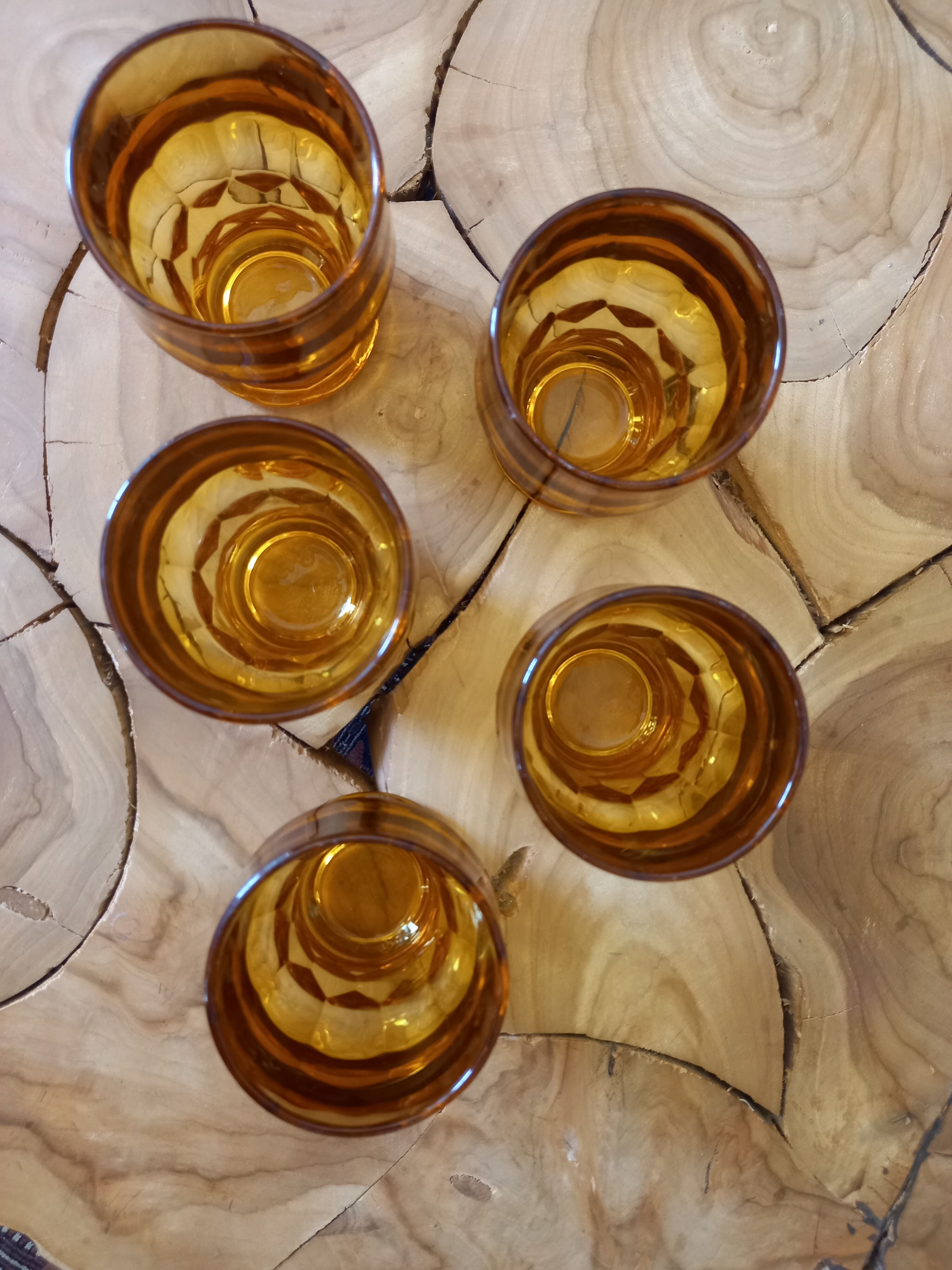 5 wine glasses / smoked water faceted mustard