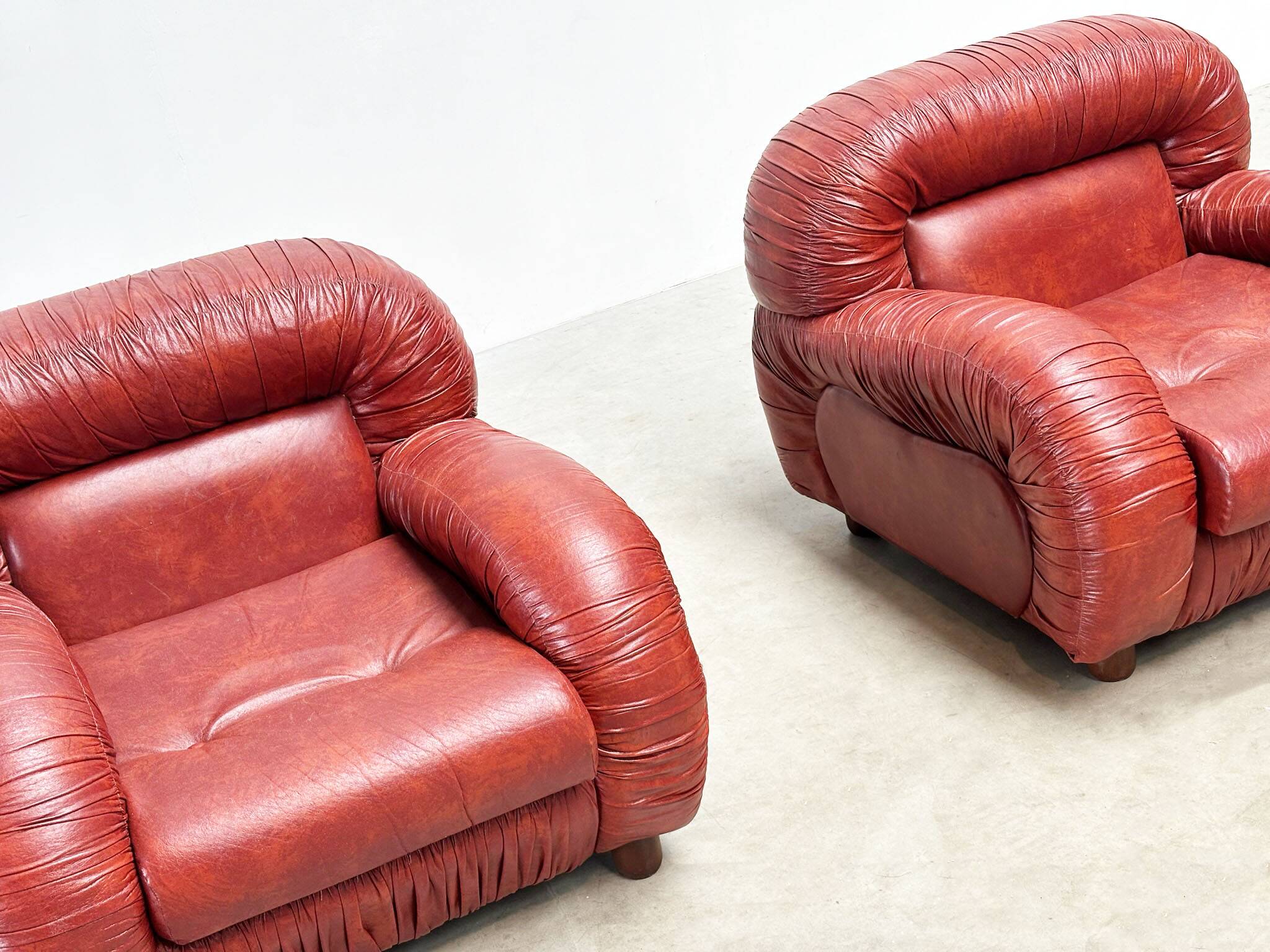 Set of two bordeaux Italian lounge chairs