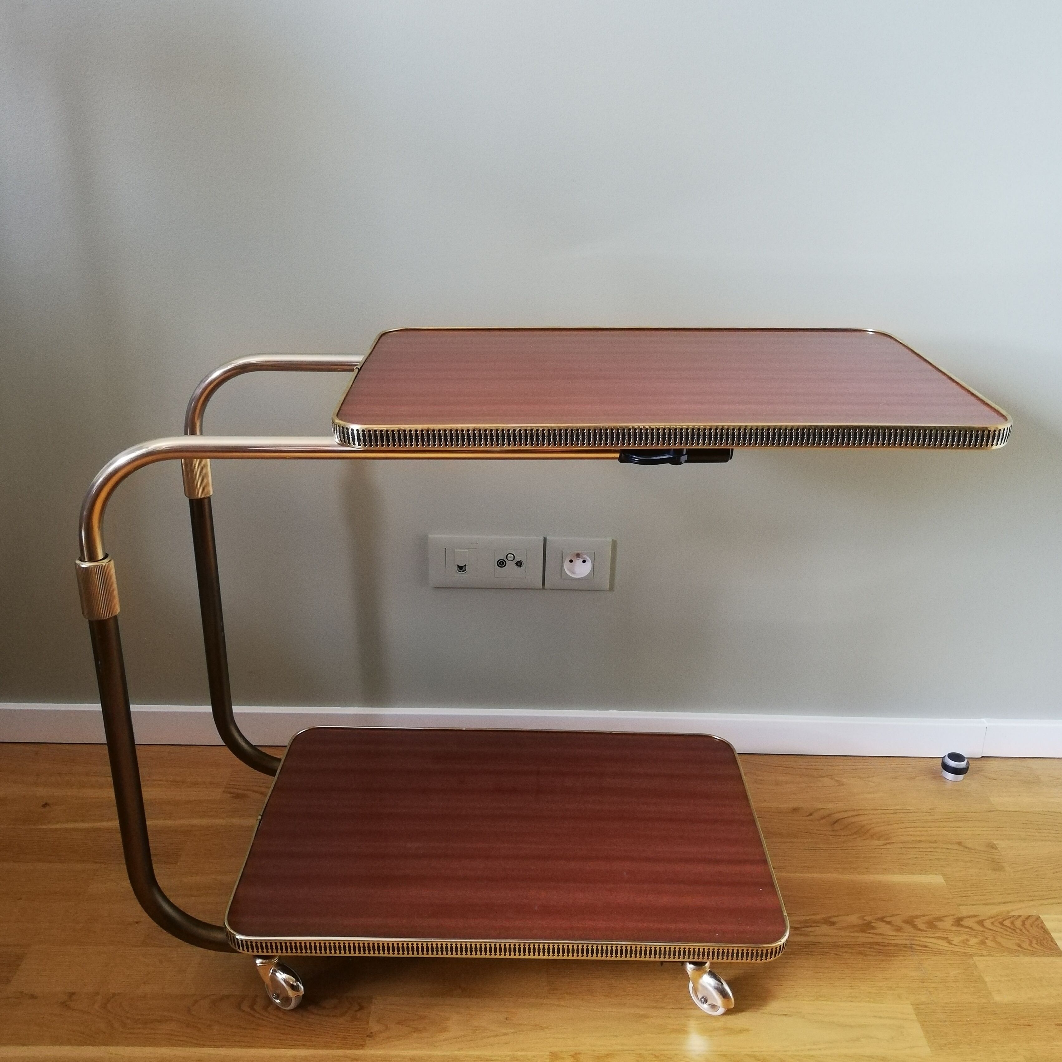 Height-adjustable and reclining art deco service "L'adap-table"