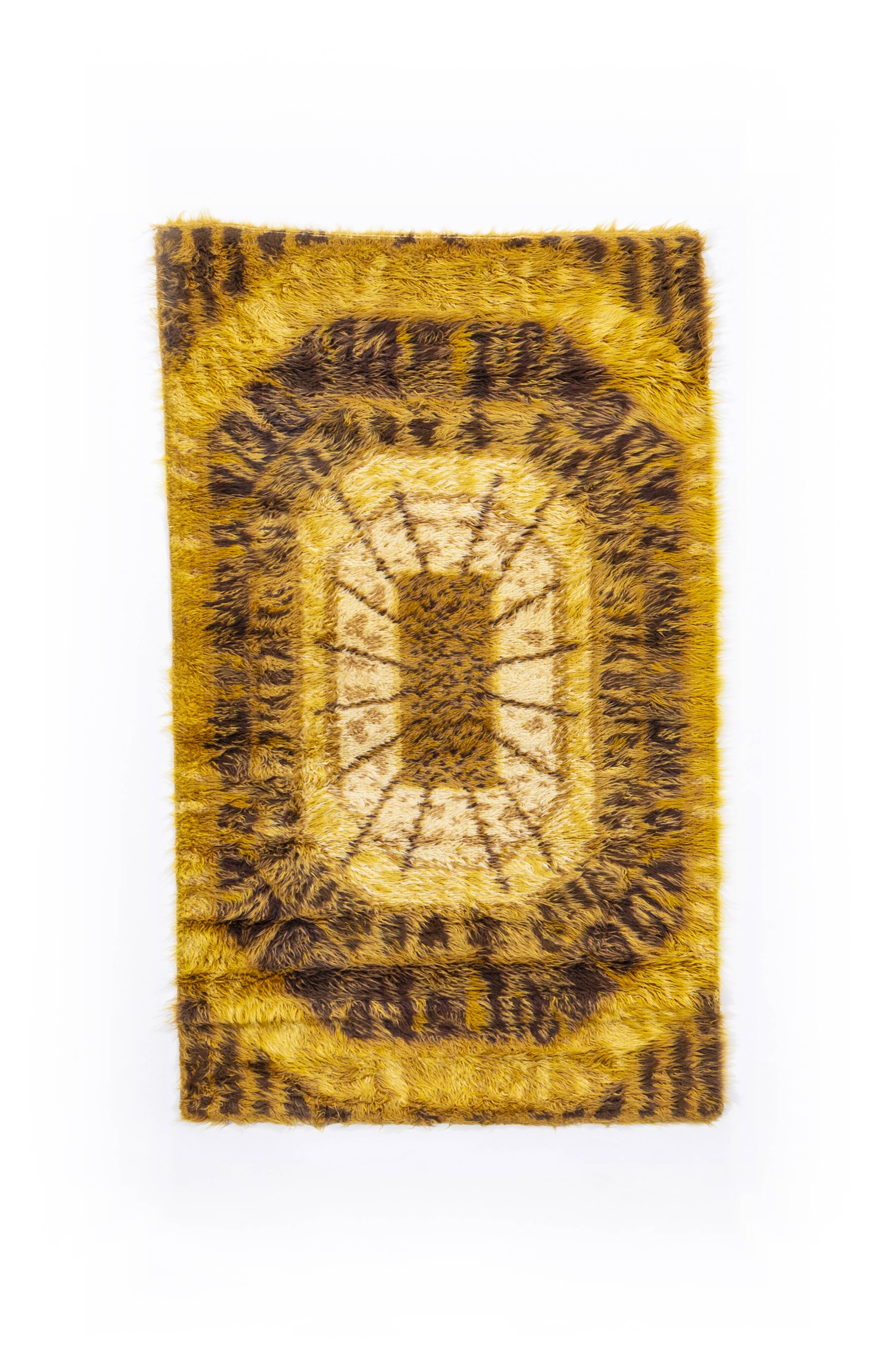 Scandinavian style mid-century modern long pile rug. 142 x 86 cm (56 x 34 i