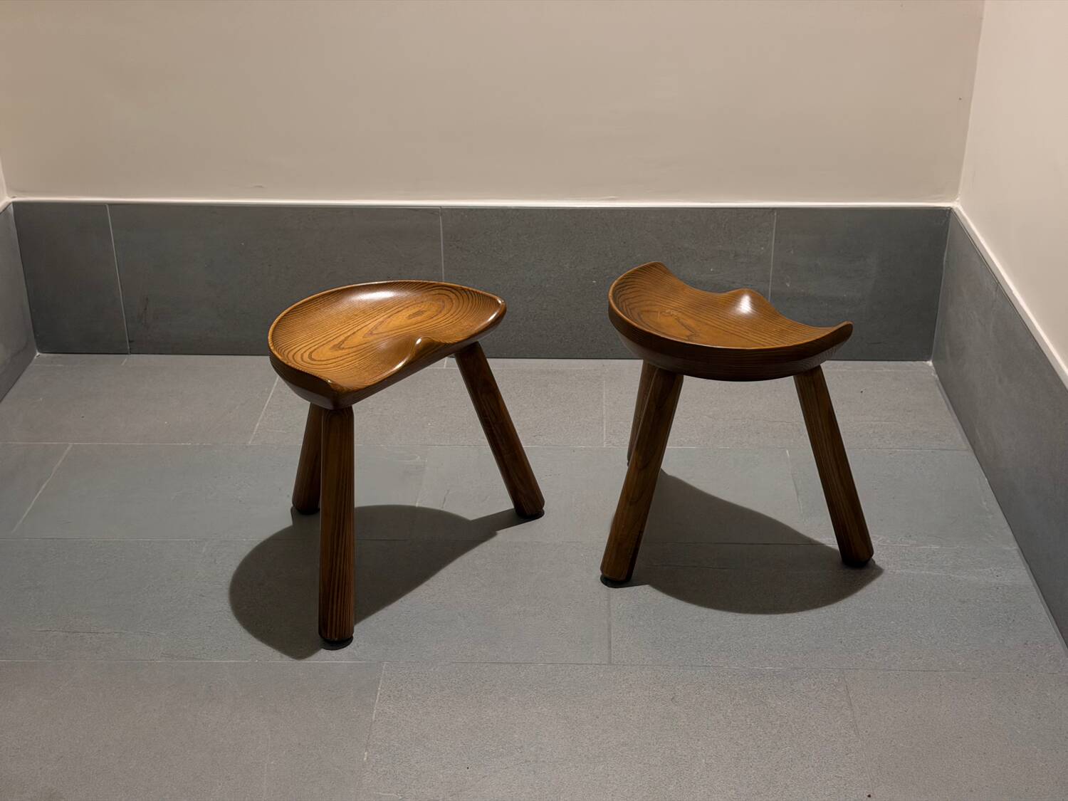 Tabourets tripodes Loul Selounet 1950