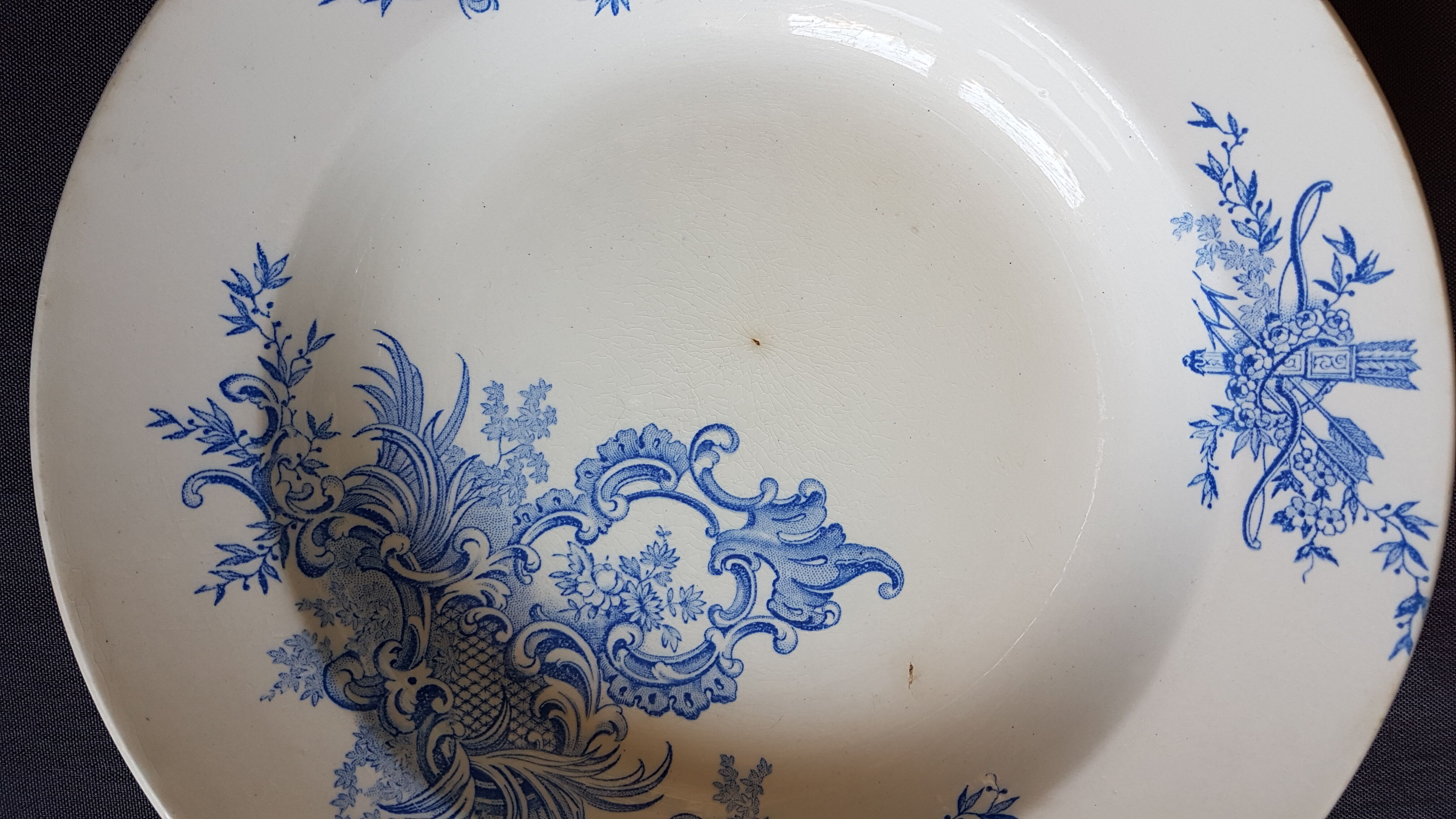 Hollow plate in earthenware decorated with flowers