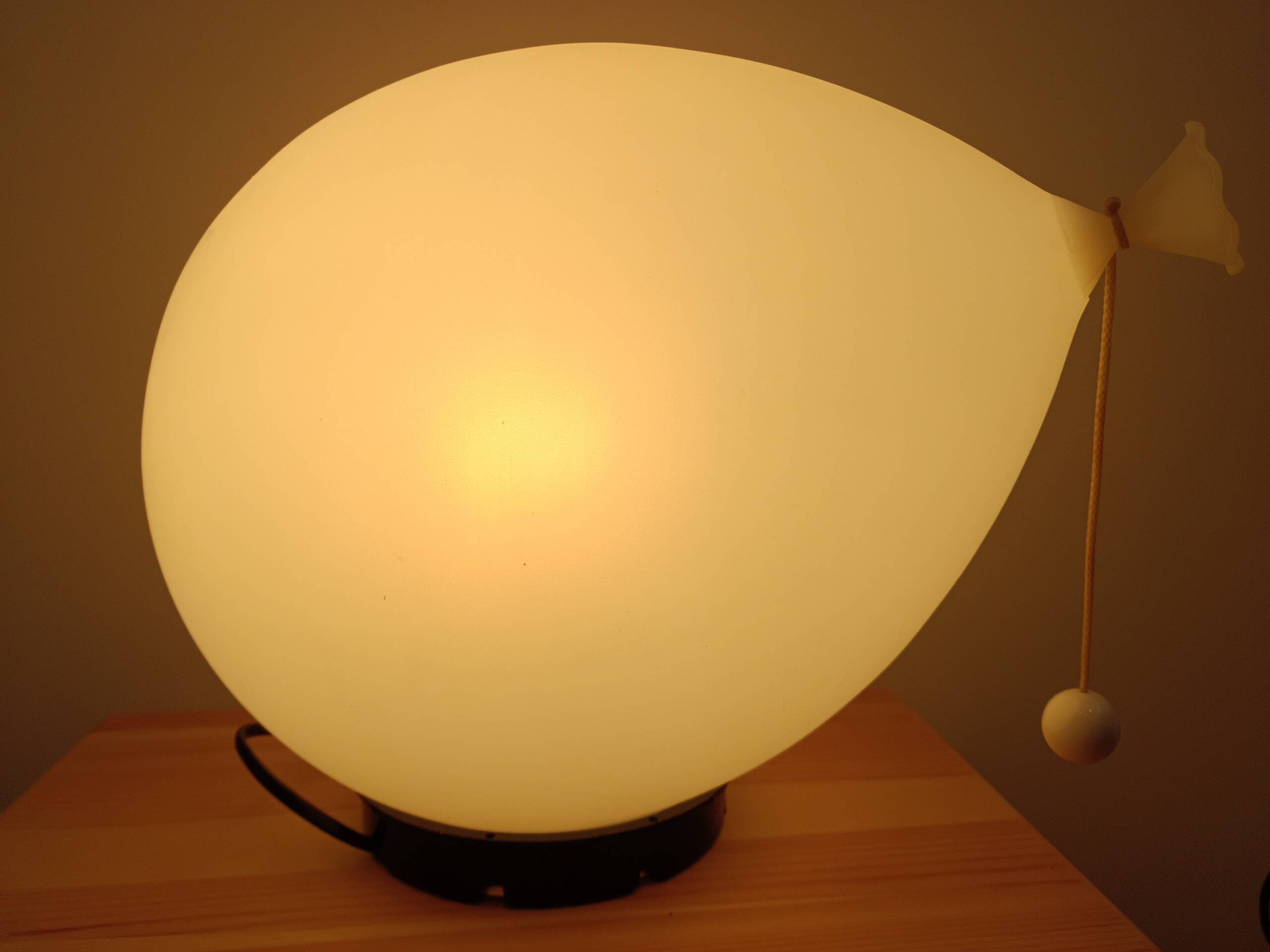 lampe ballon du designer Yves Christine produit par Bilumen Italie 1975