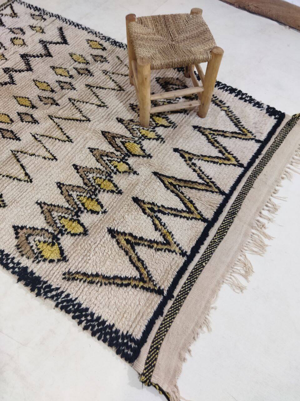 Handmade moroccan berber rug 187 x 117 cm