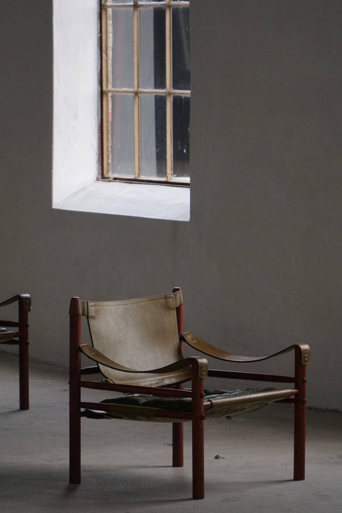 Arne Norell, Pair of "Sirocco" Safari armchairs in ash and green leather, 1960s.