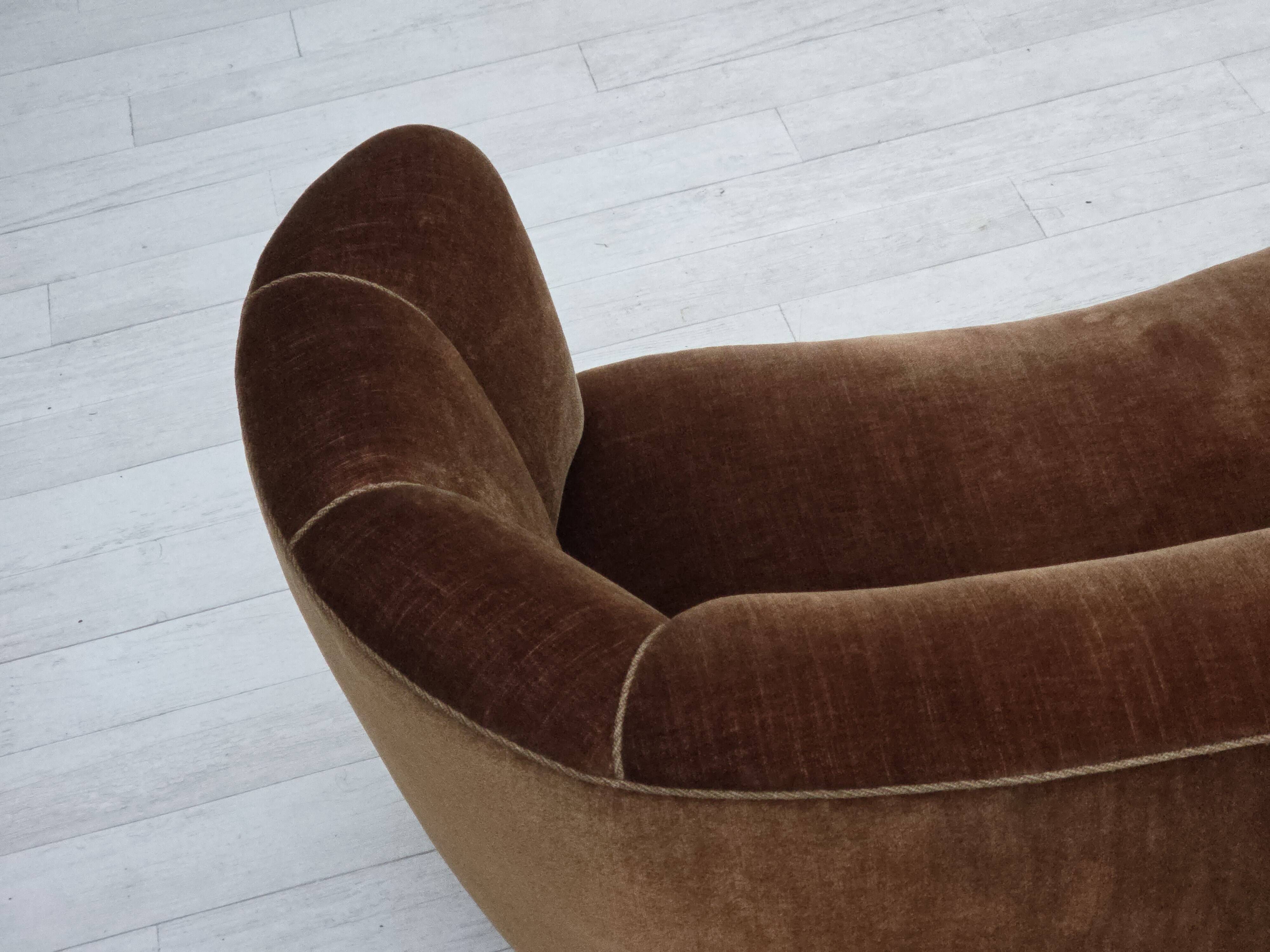 Canapé courbé danois 2 places des années 1960, en velours d'ameublement marron.