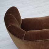 Canapé courbé danois 2 places des années 1960, en velours d'ameublement marron.