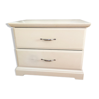 White chest of drawers